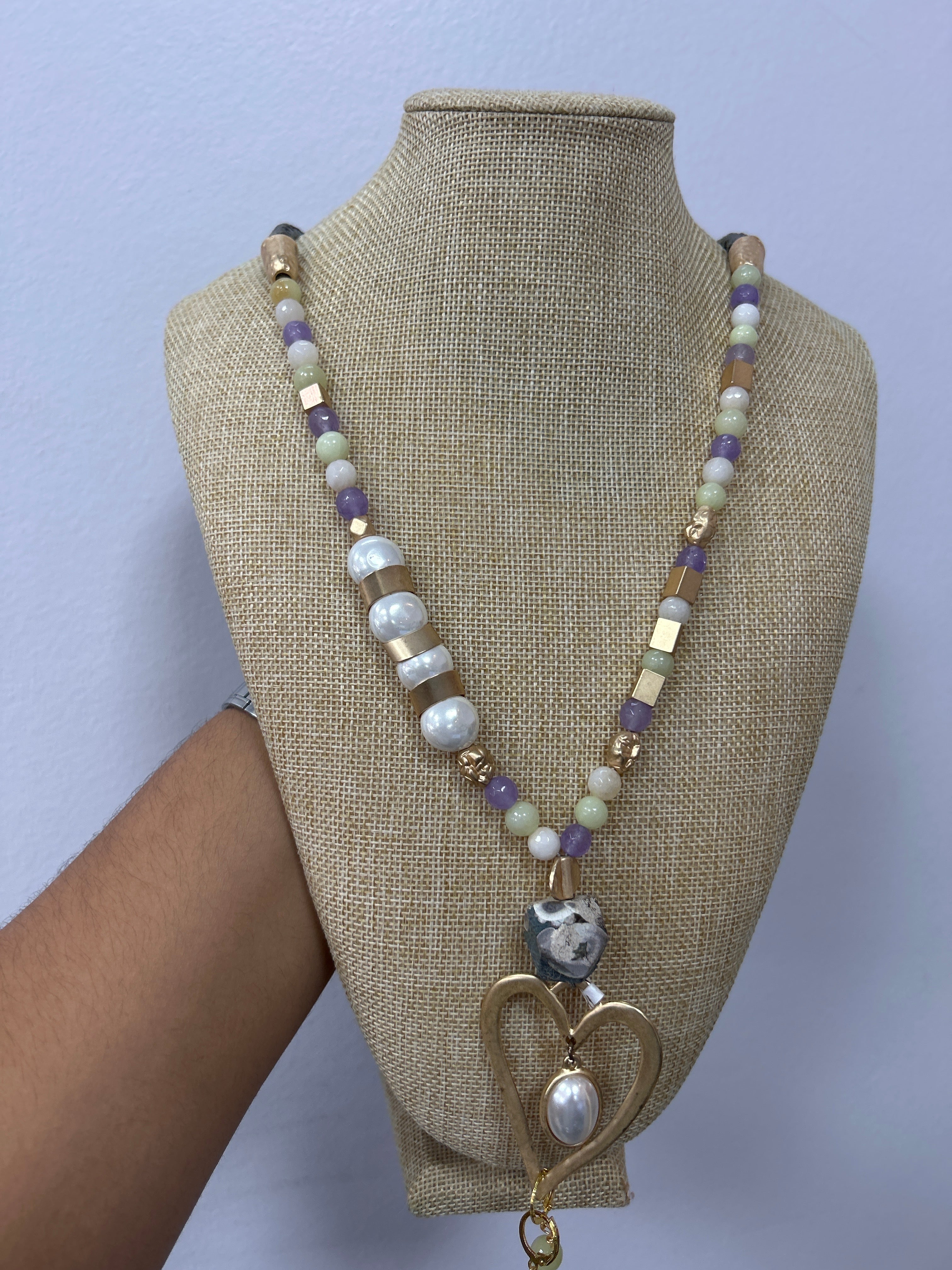 Collar “Corazón de Fuego” – Perlas y Piedras Naturales