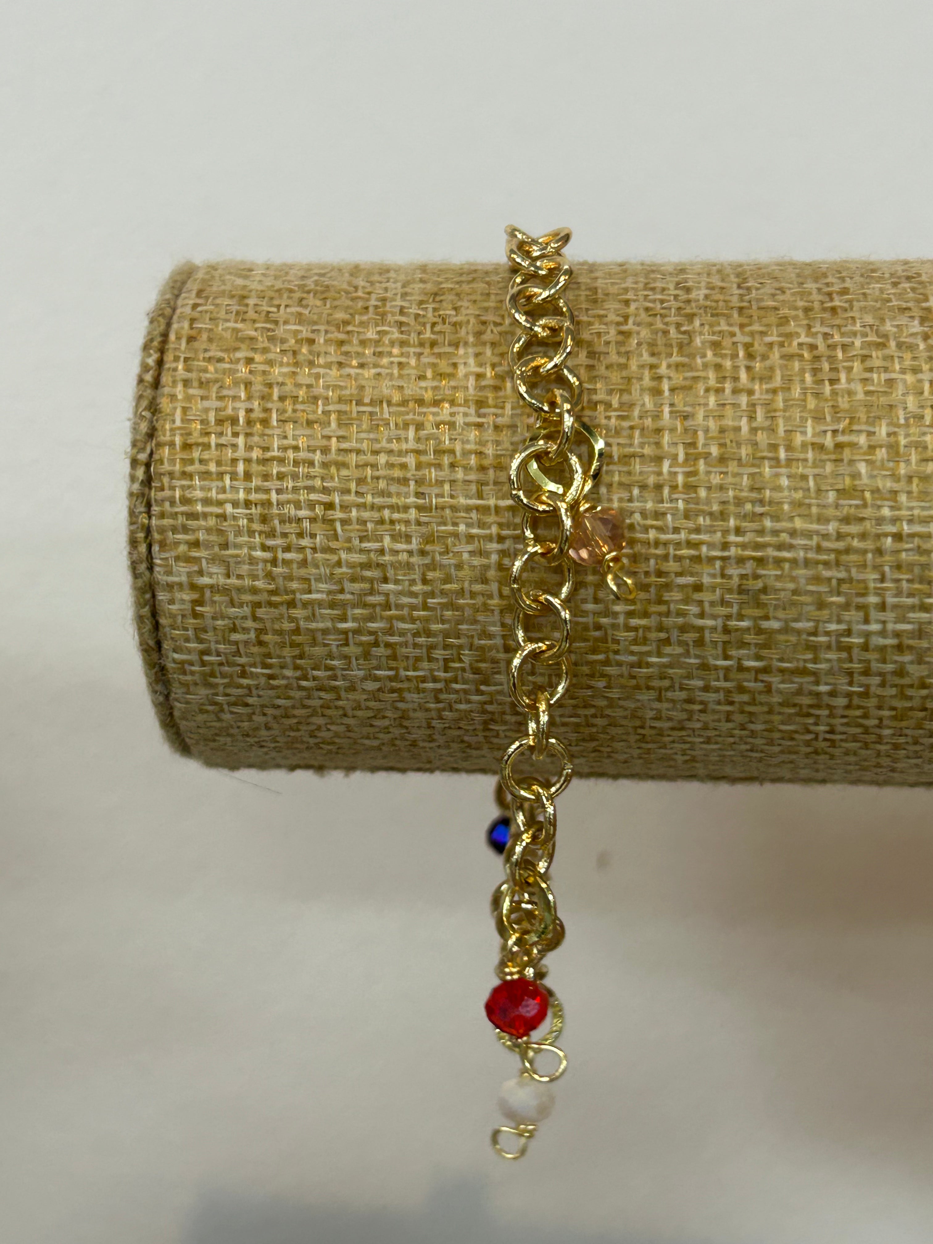 Pulsera Dorada con Dijes de Cristal – Gineth