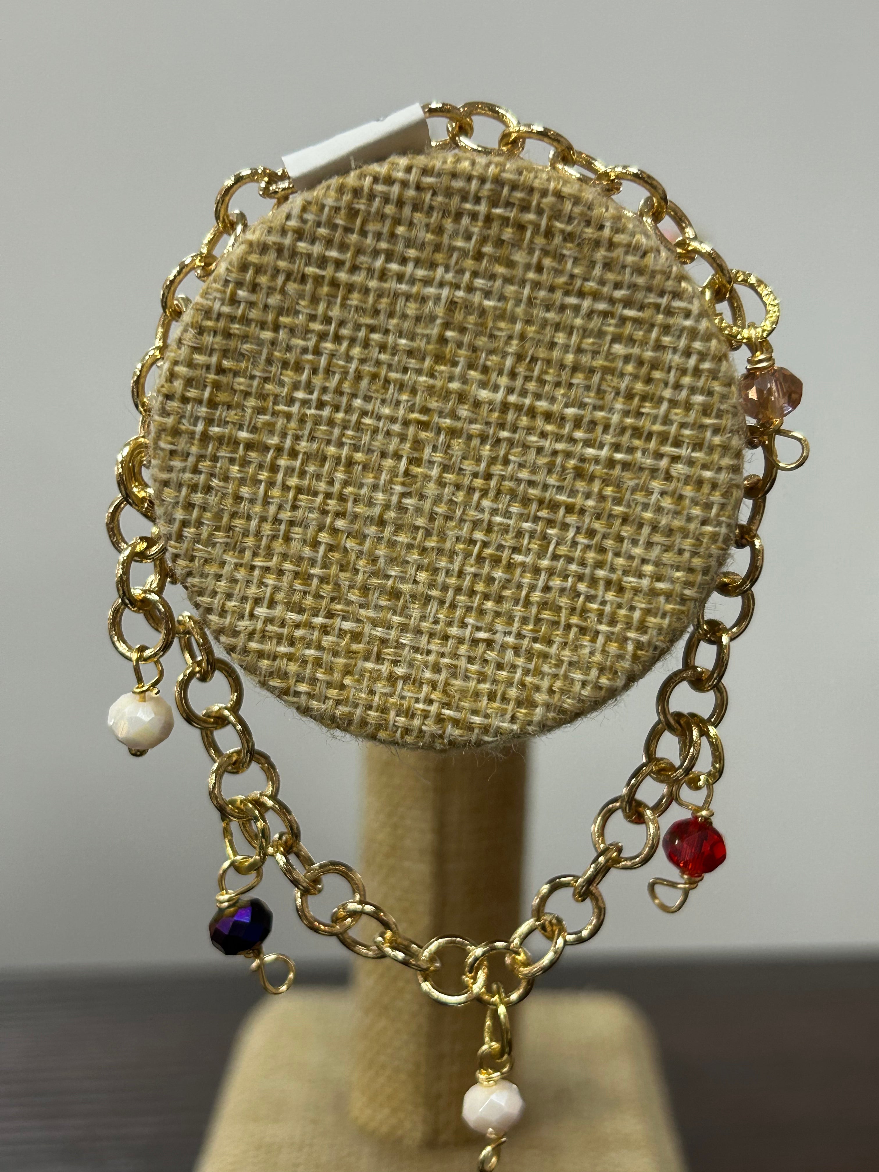 Pulsera Dorada con Dijes de Cristal – Gineth