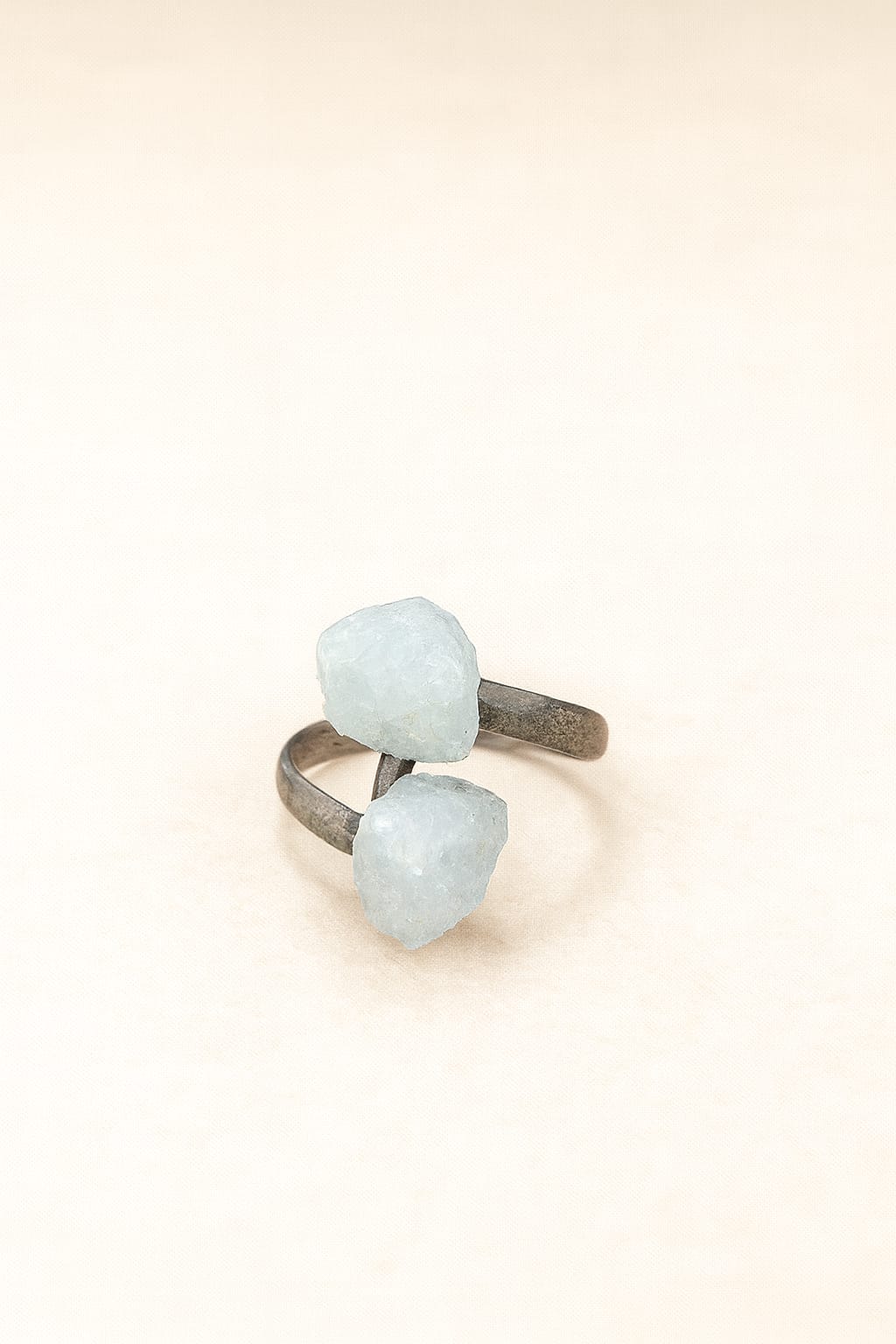 Anillo Plateado con Doble Aguamarina en Bruto