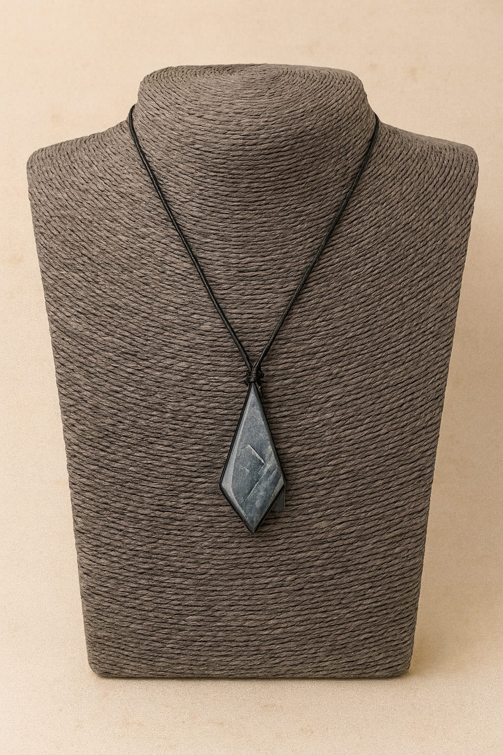 Collar con Dije Geométrico de Shungita