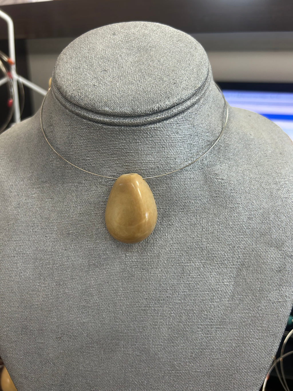 Collares con dije de piedra pulida en tono beige arena