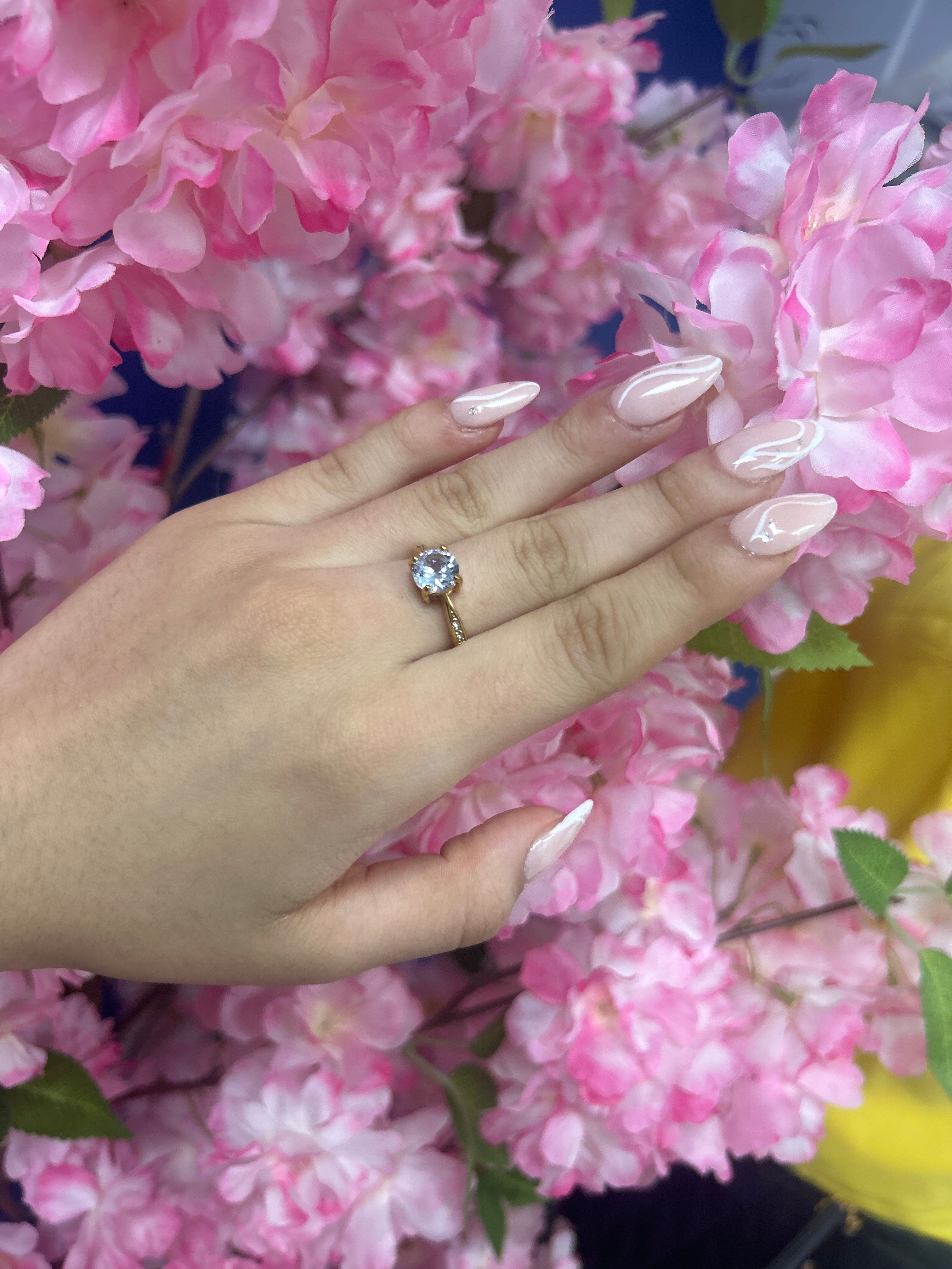 Anillo Dorado con Diamante