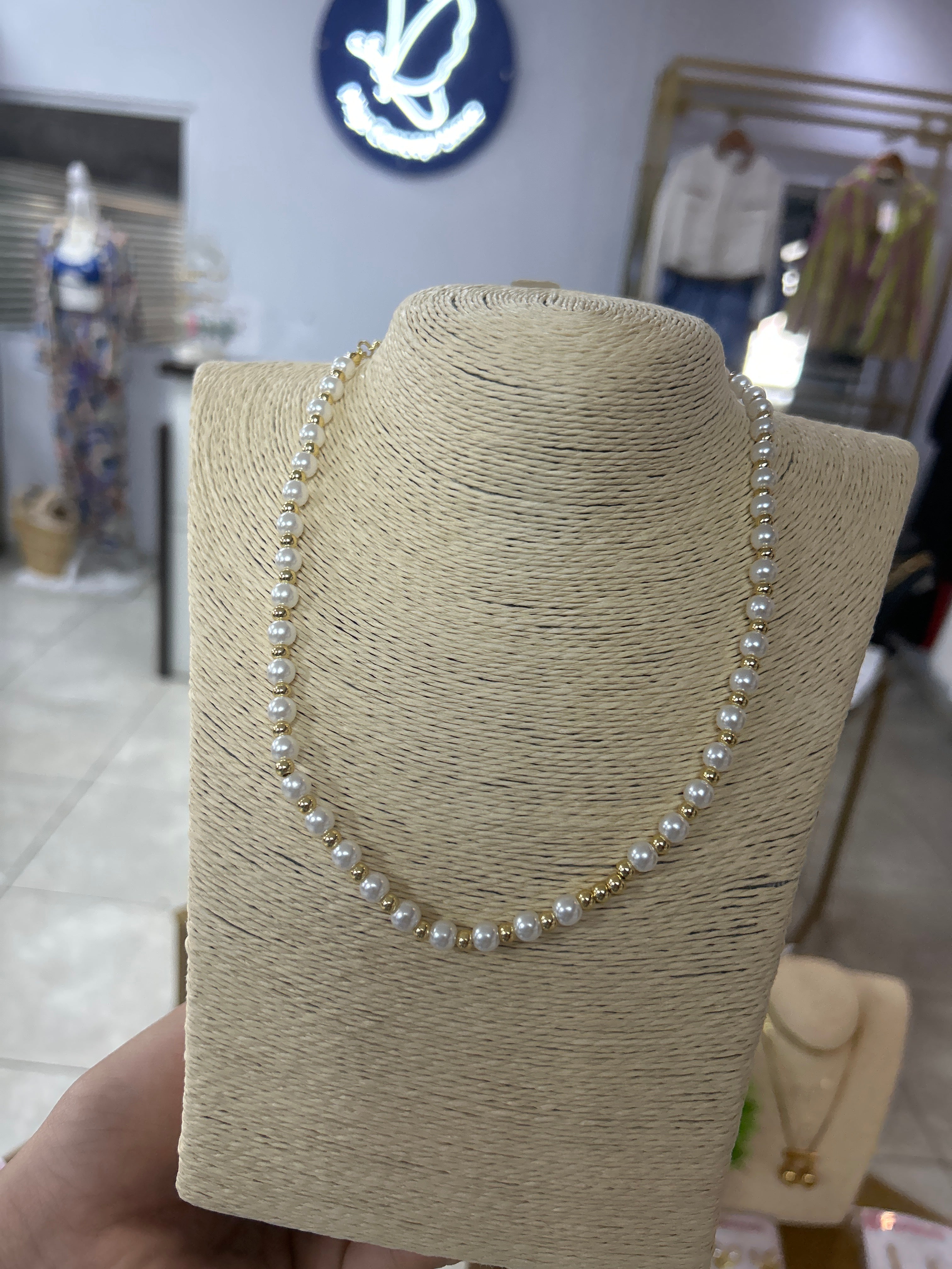 Collar dorado con perlas