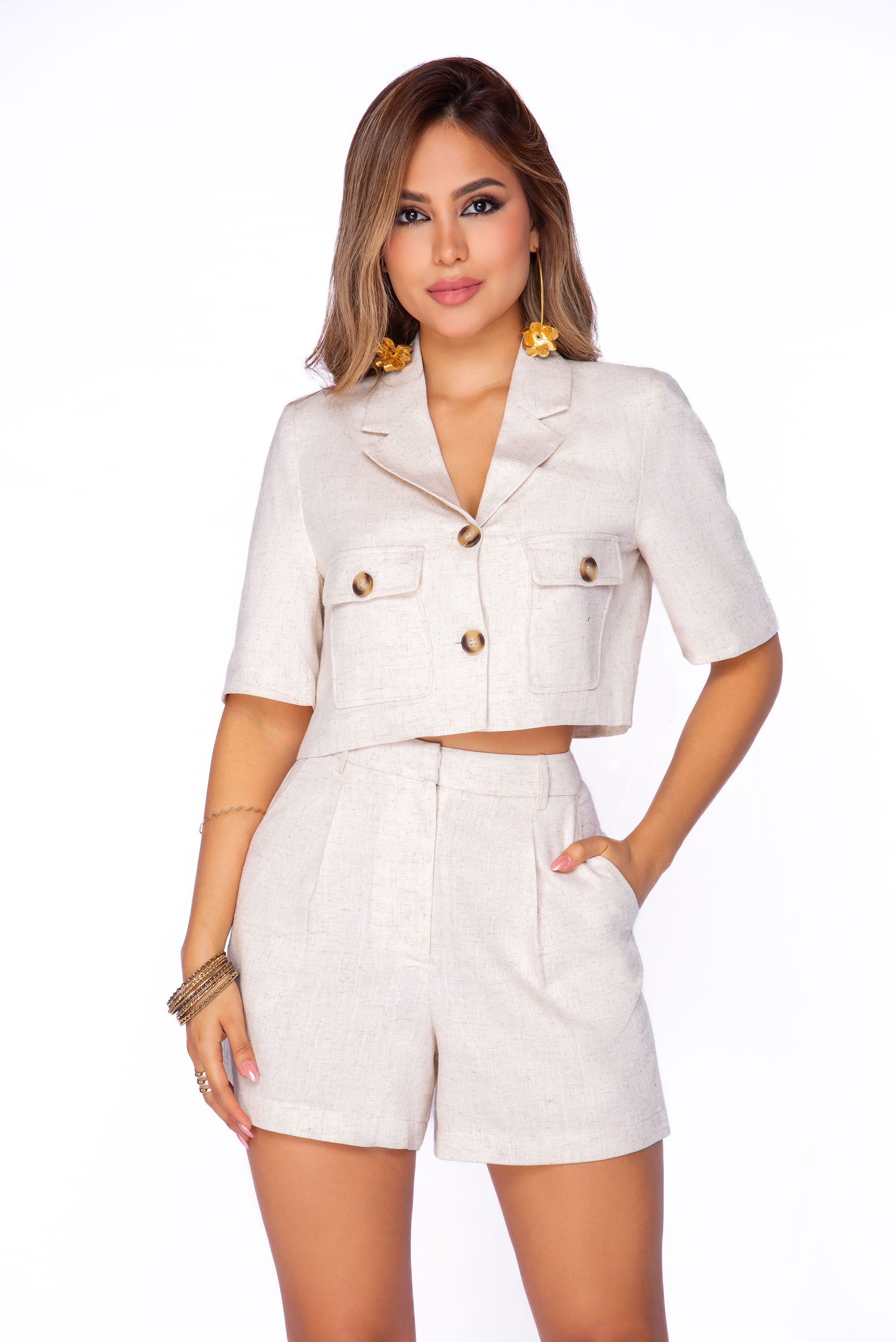 Blusa Estilo Saco Beige con Botones Dorados