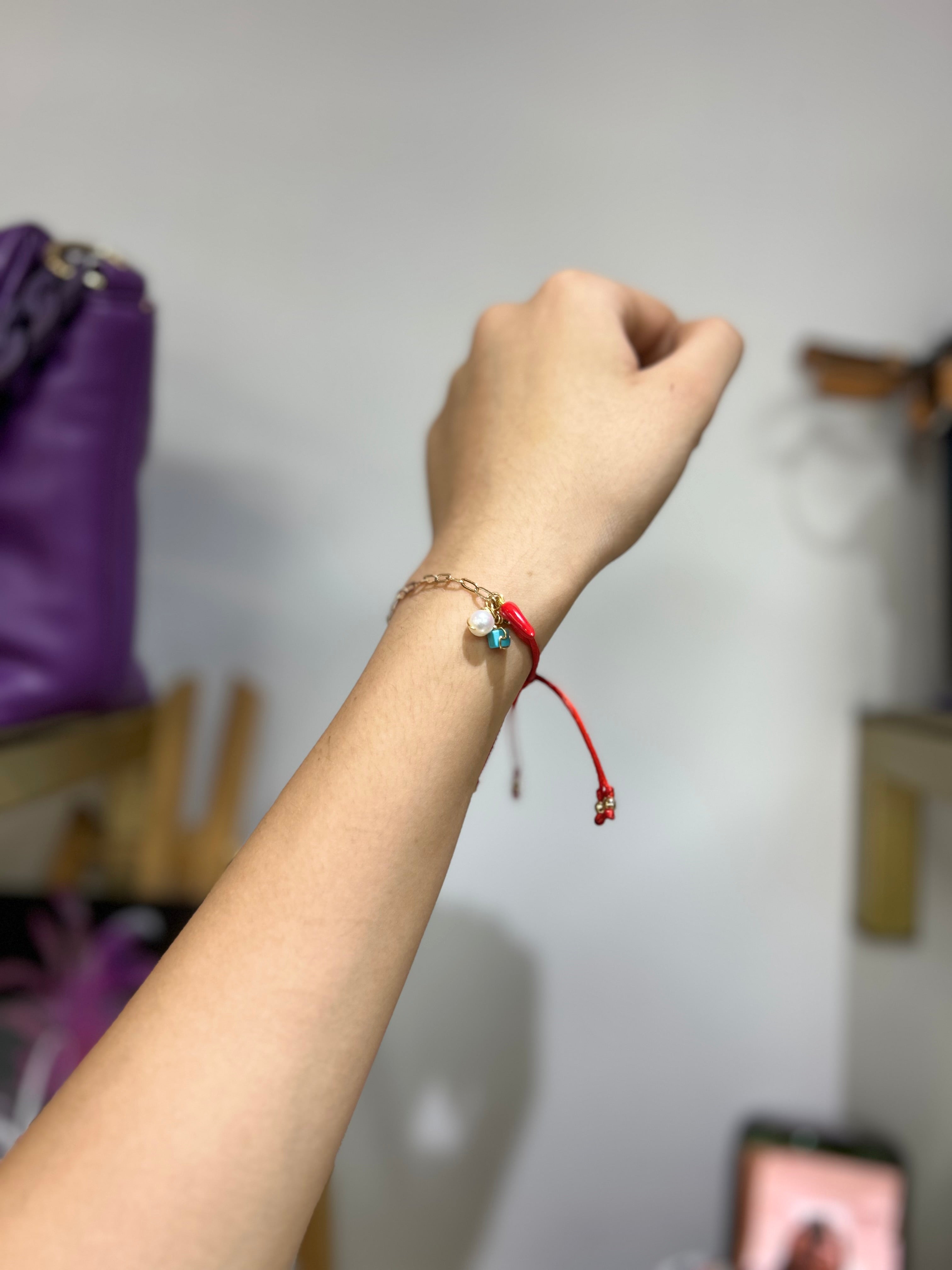 Pulsera de hilo rojo con chile