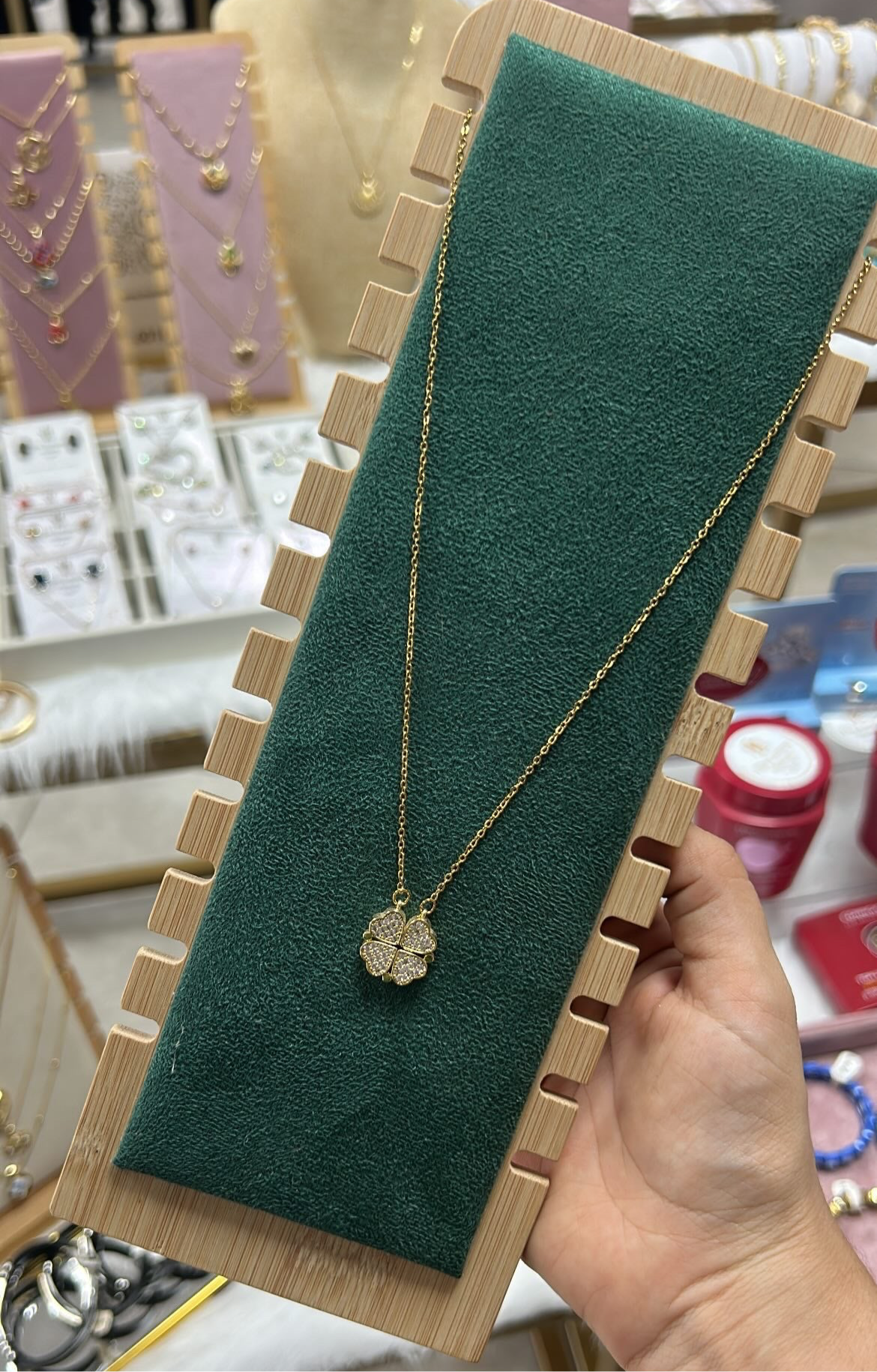 Collar Trébol Dorado con Brillantes