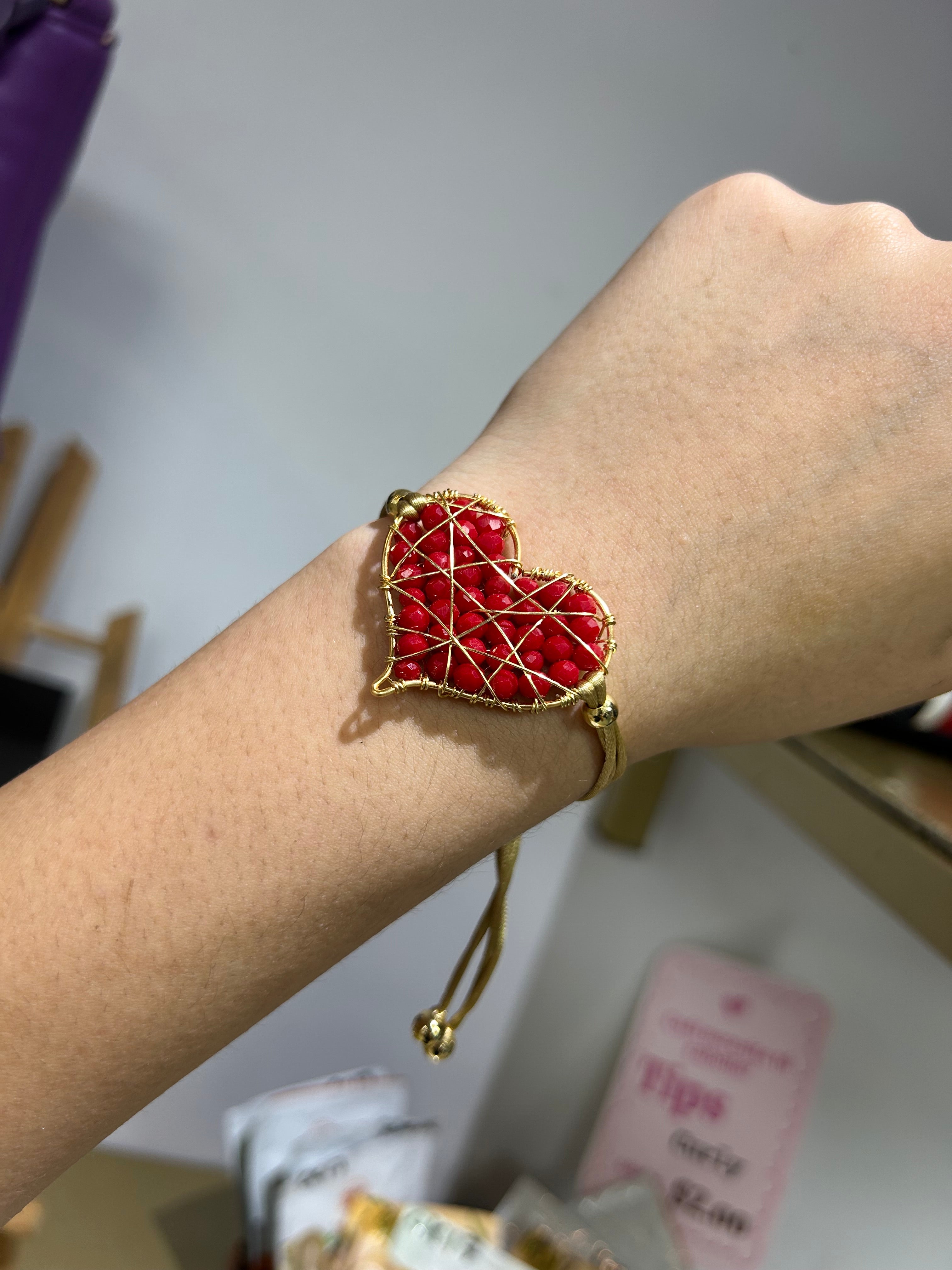 Pulsera de corazón con hilo dorado