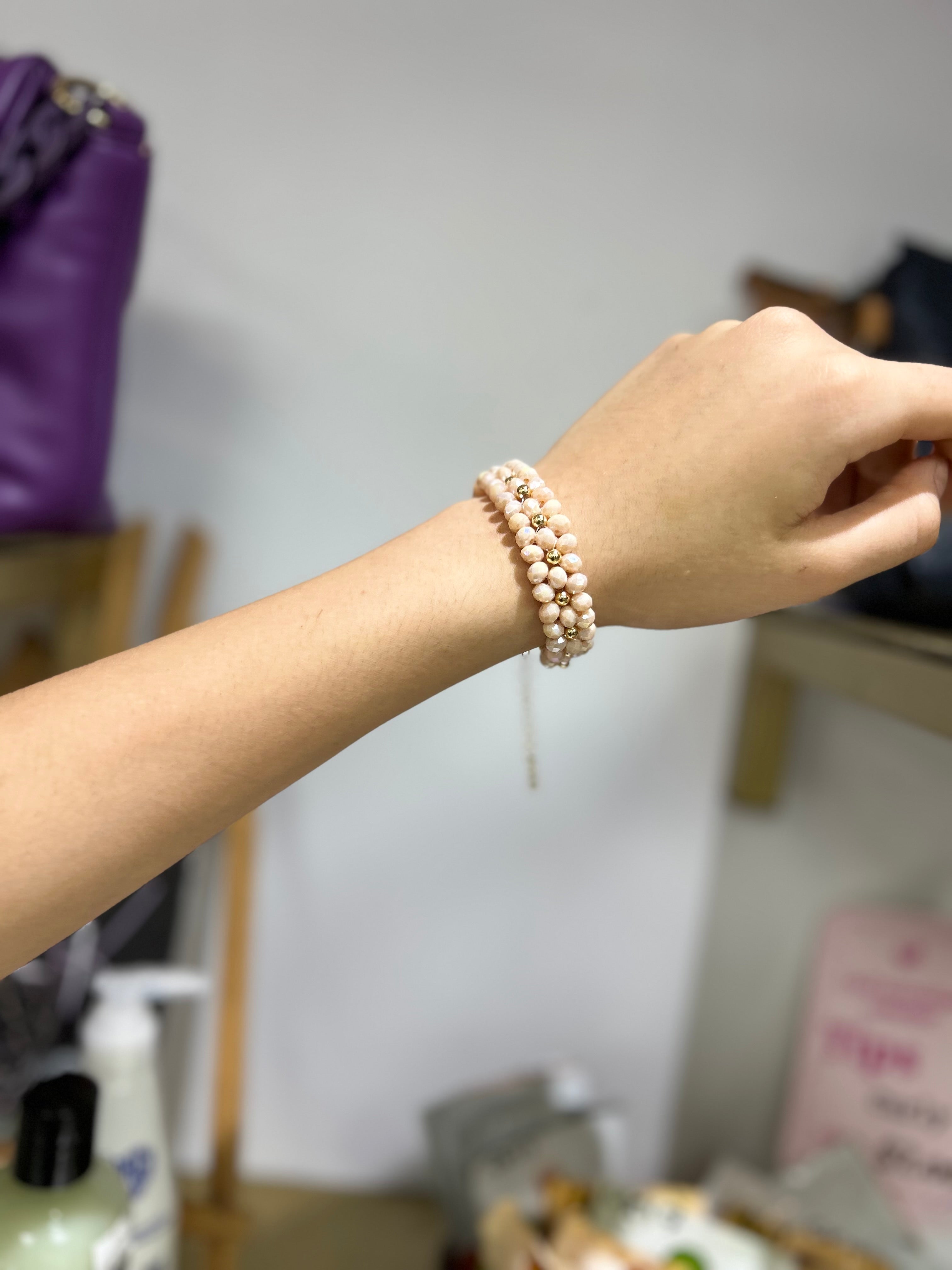 Pulsera de flores con piedras rosas