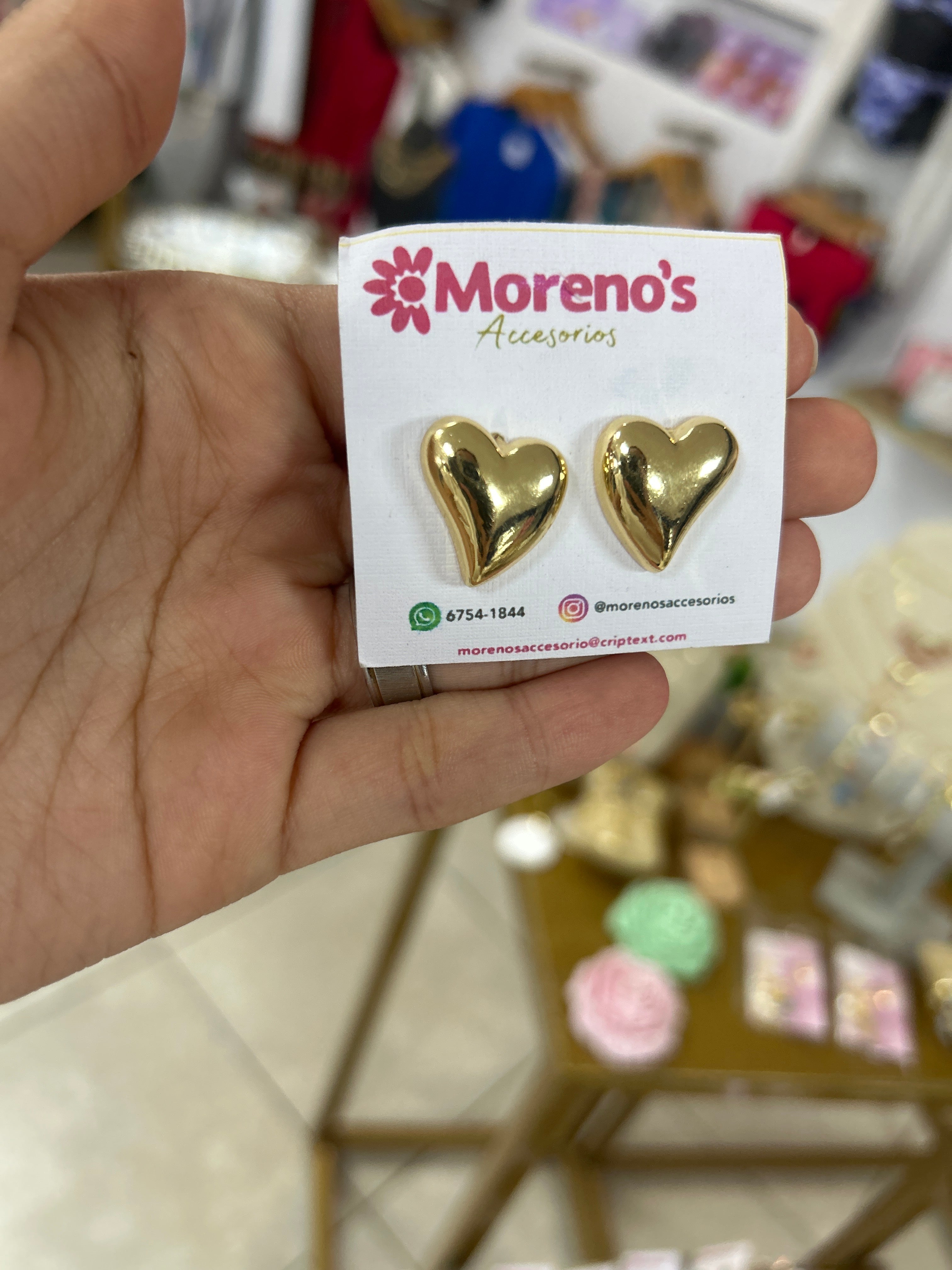 Aretes de corazón dorado