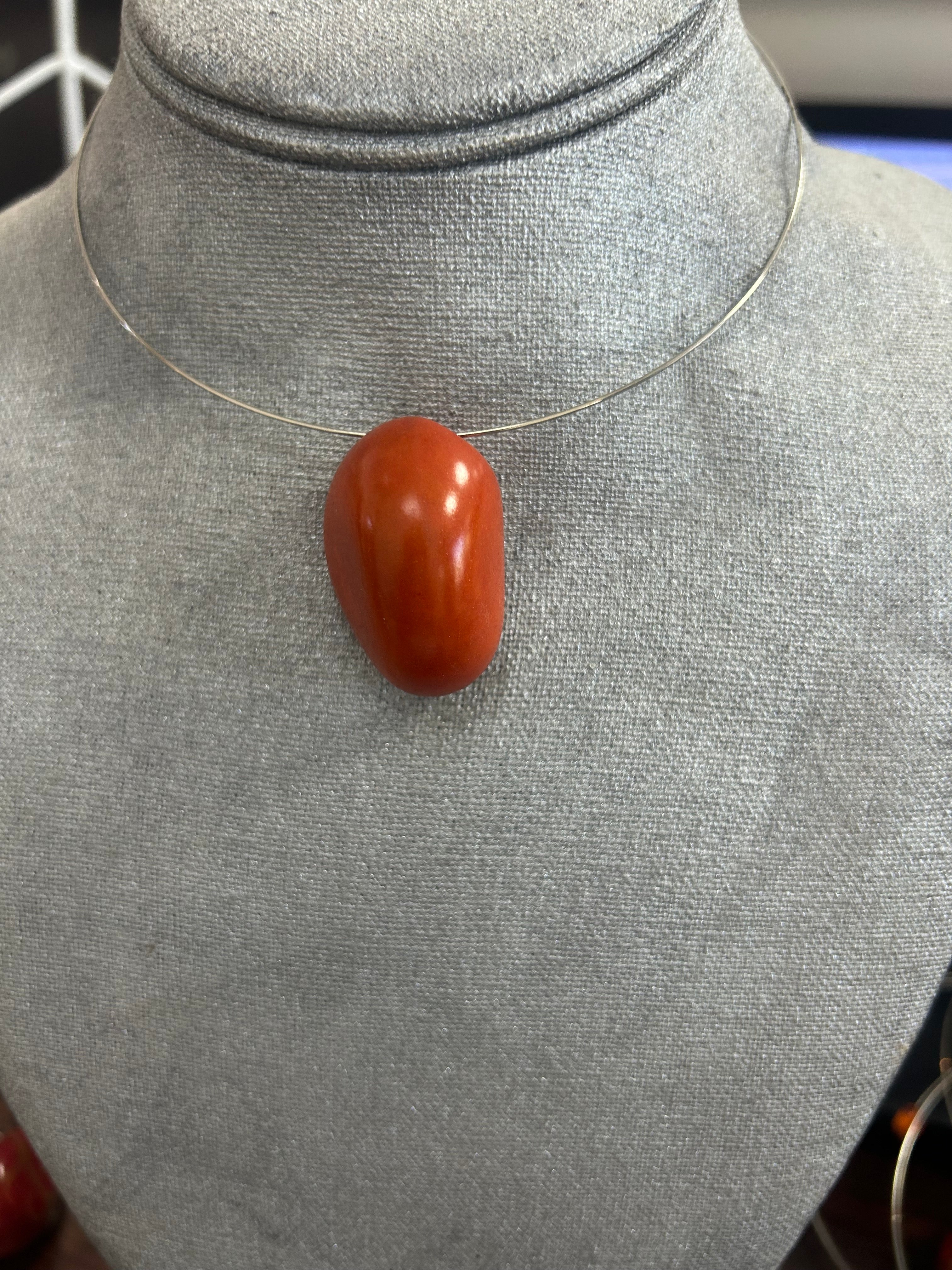 Collar con Dije de Piedra Pulida en Tono Rojo Terracota