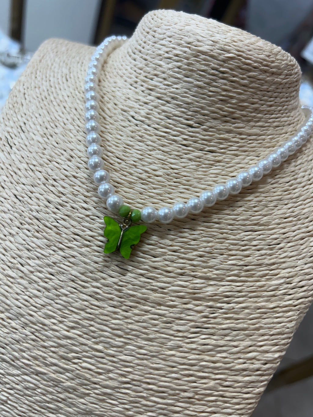 Collares de perlas con mariposas