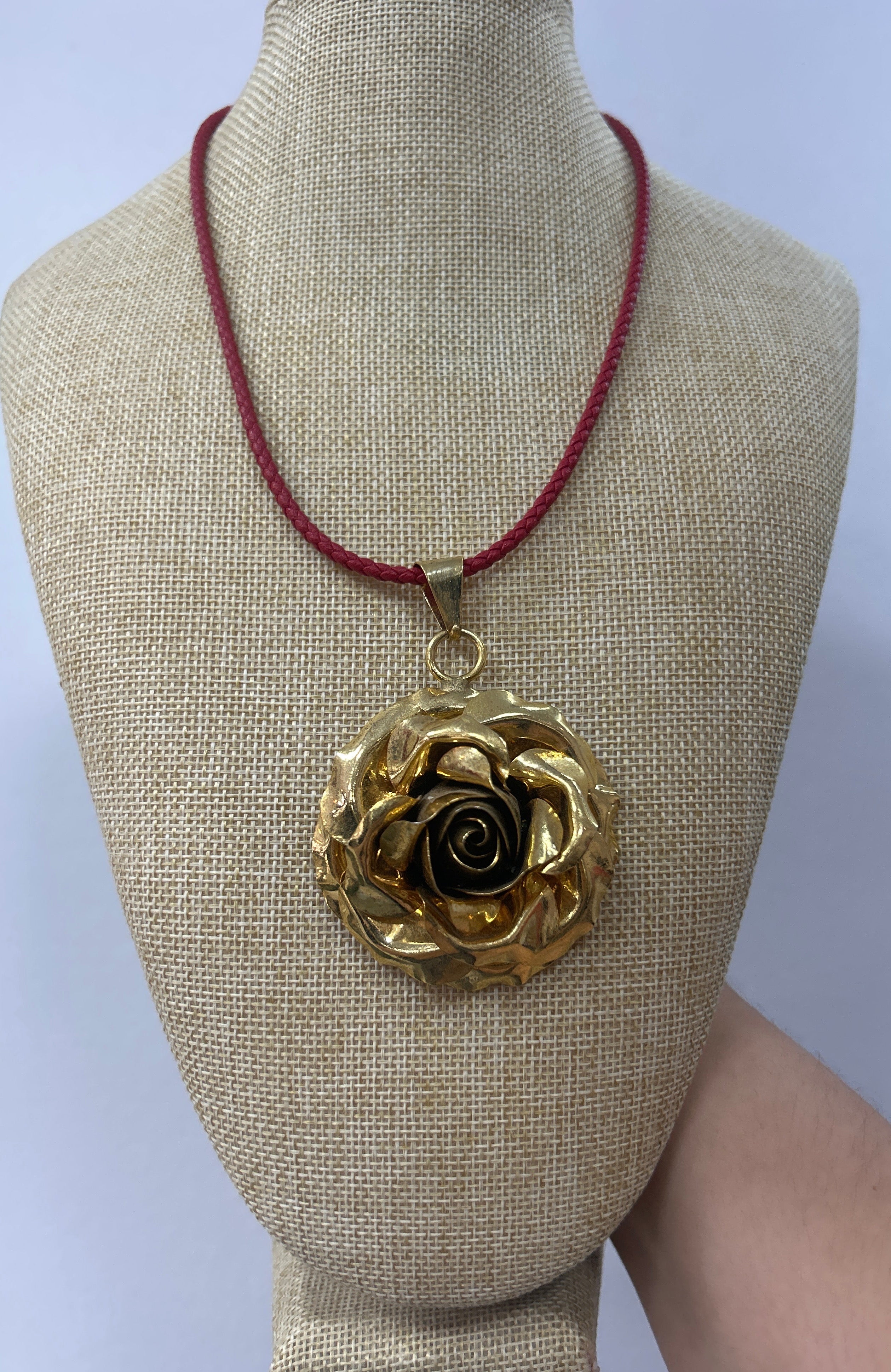 Collar Golden Rose Statement ✨