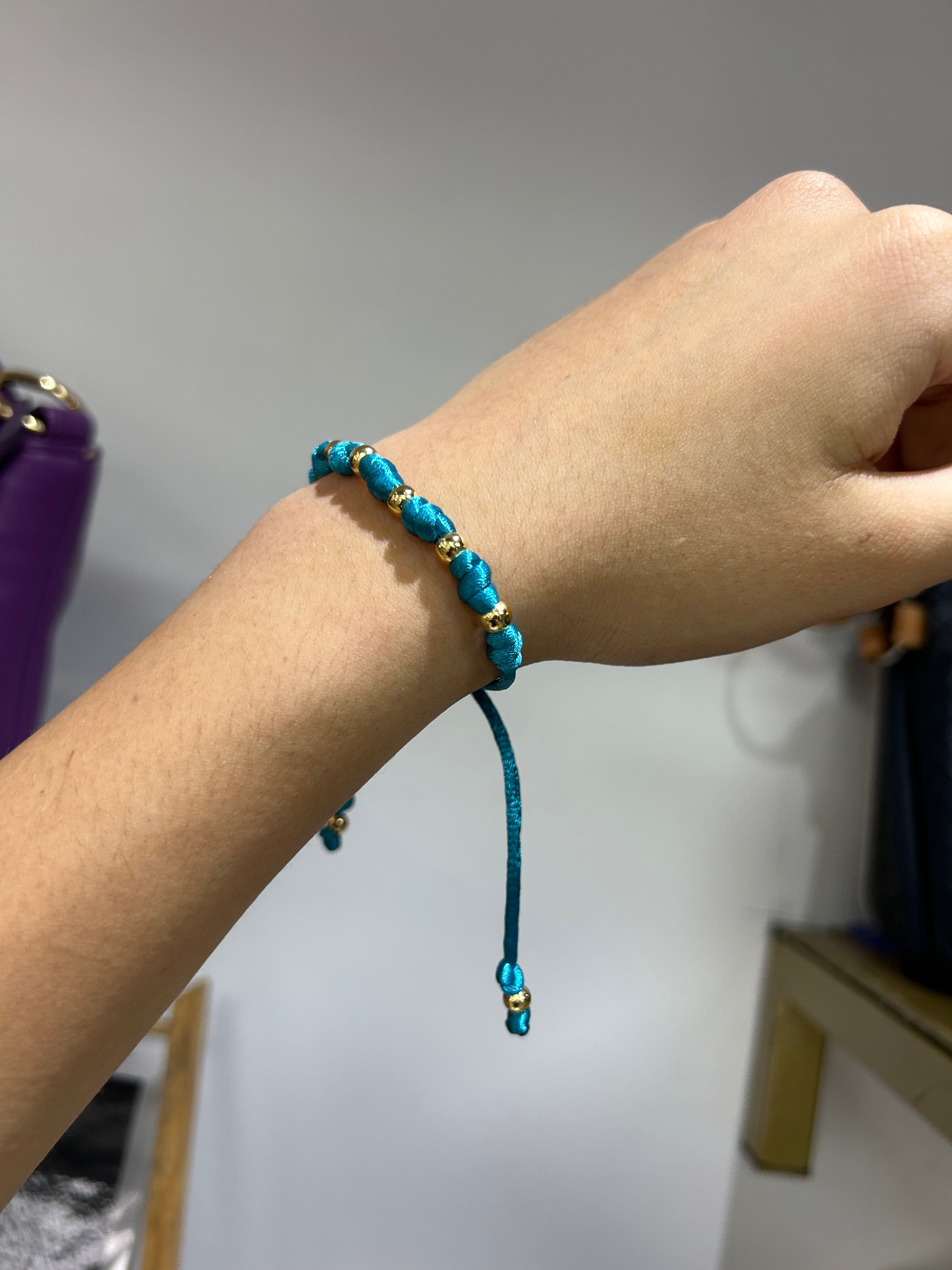 Pulsera de siete nudos de colores