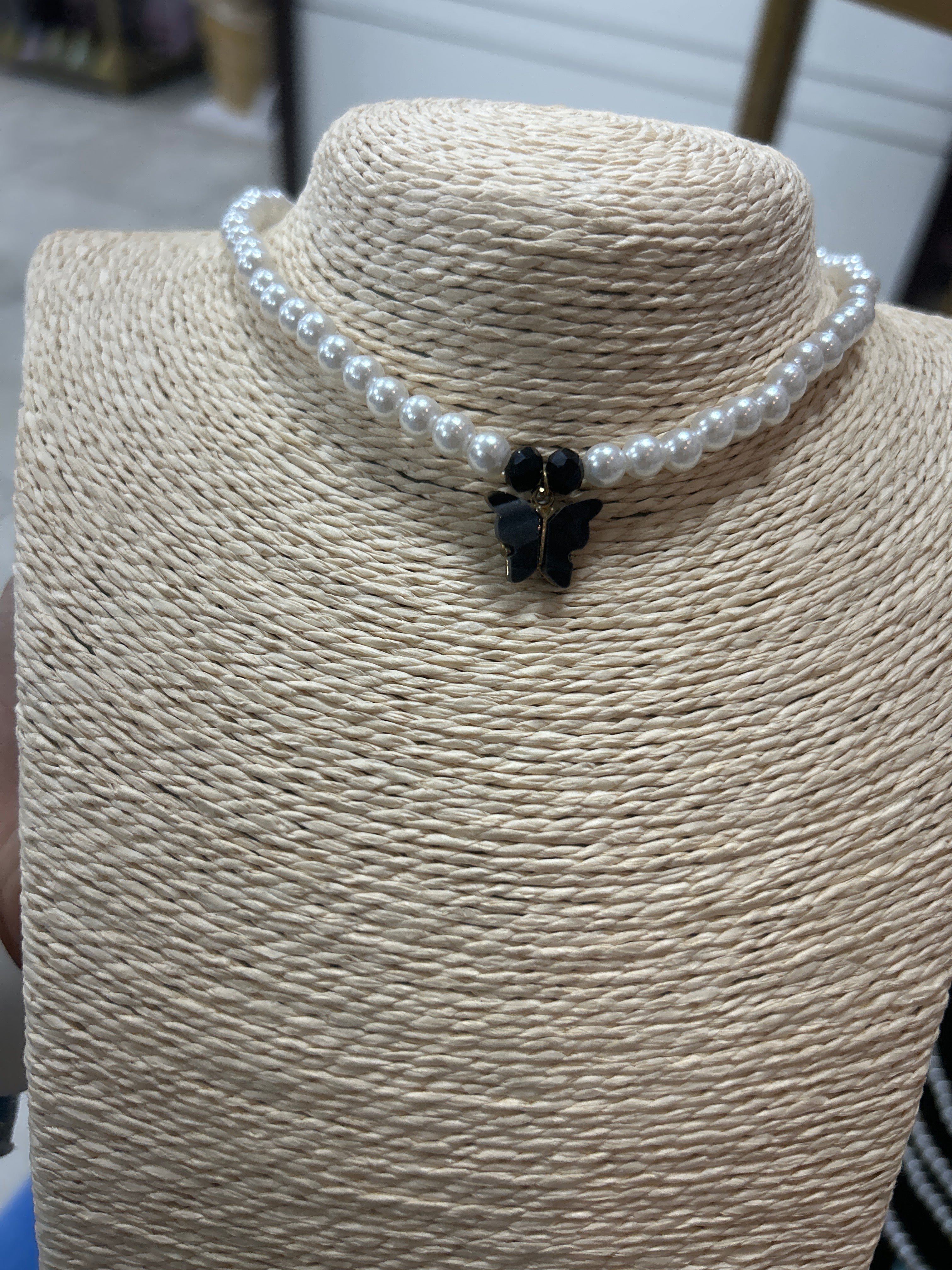 Collares de perlas con mariposas
