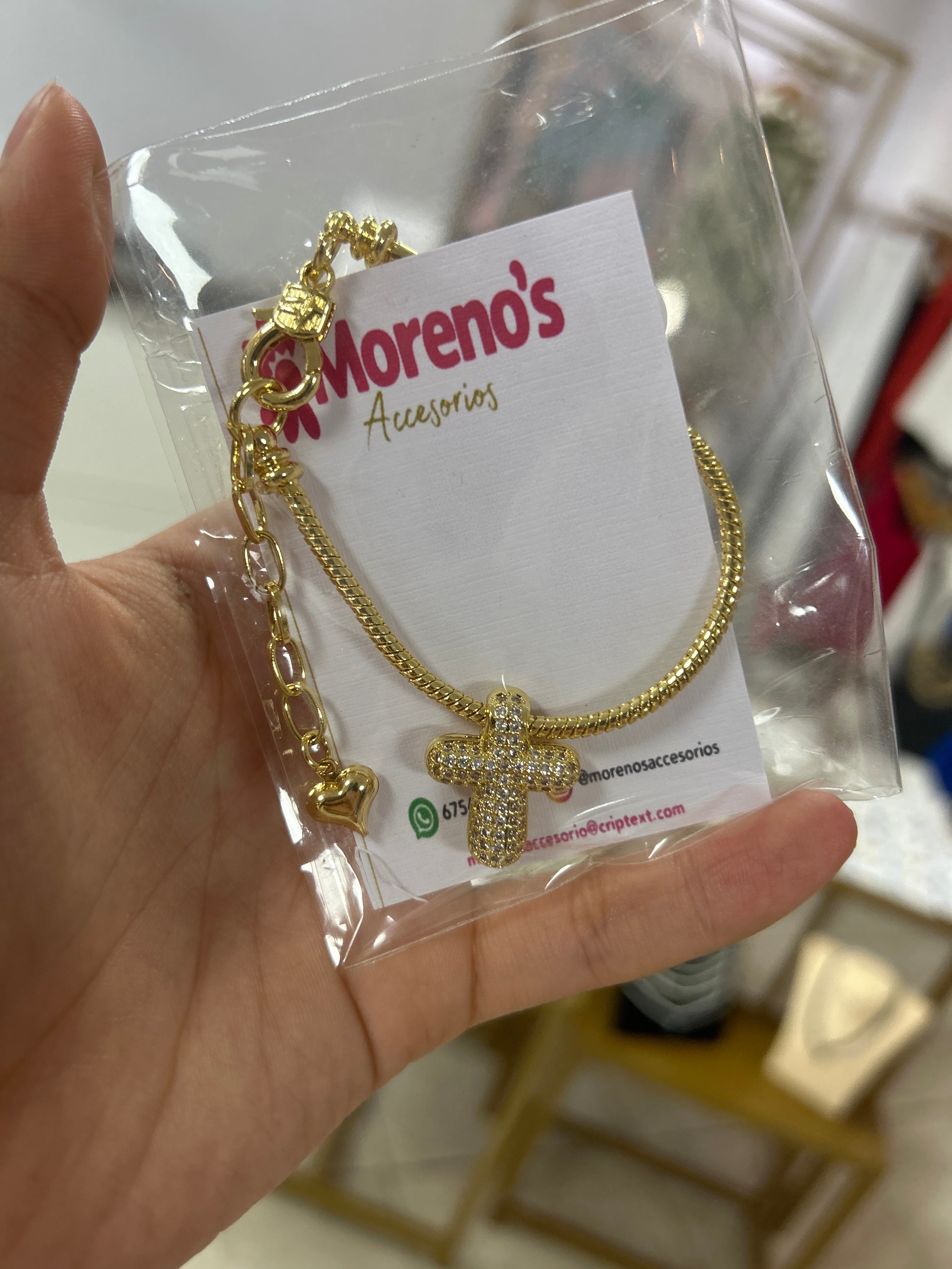 Pulsera de cruz dorada