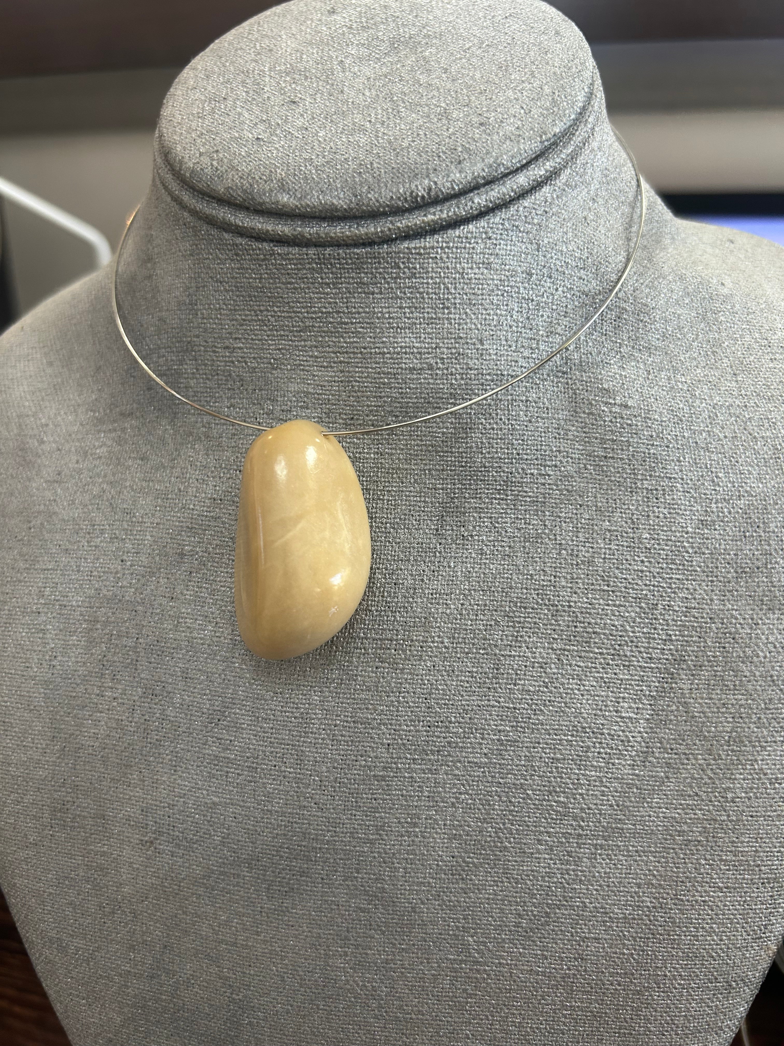Collares con dije de piedra pulida en tono beige arena