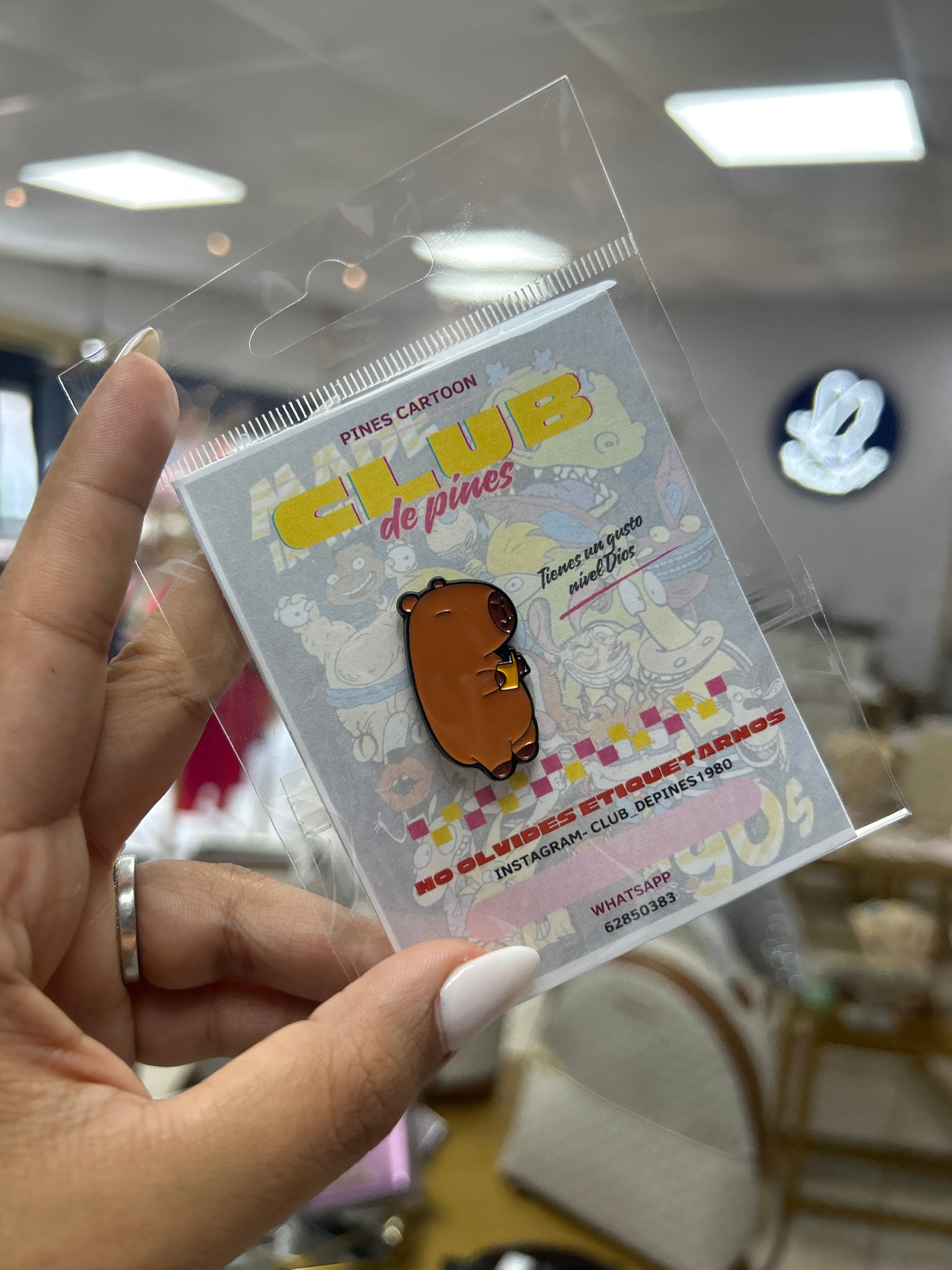 Pin Capibara Leyendo