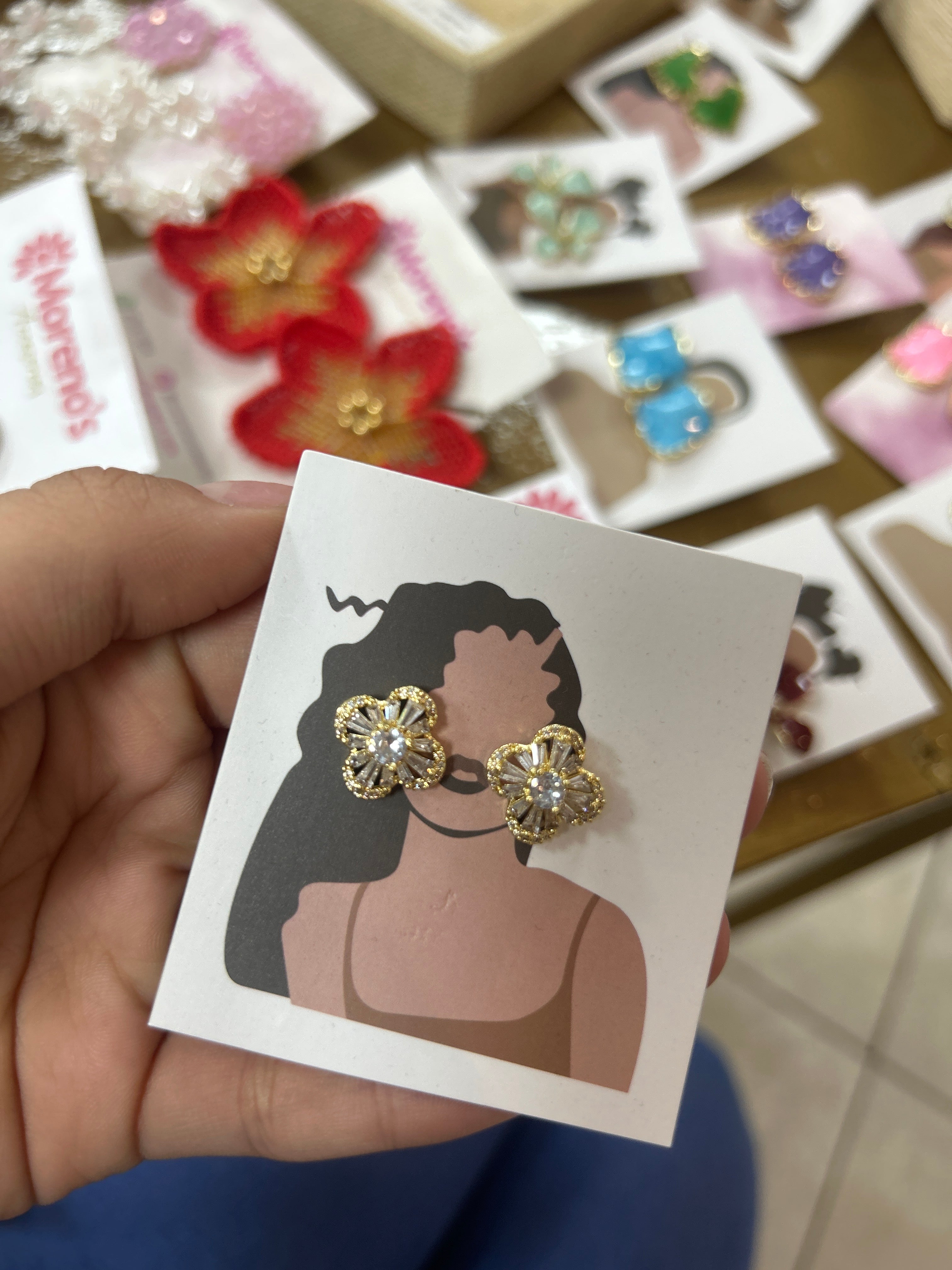 Aretes dorados de flores brillantes