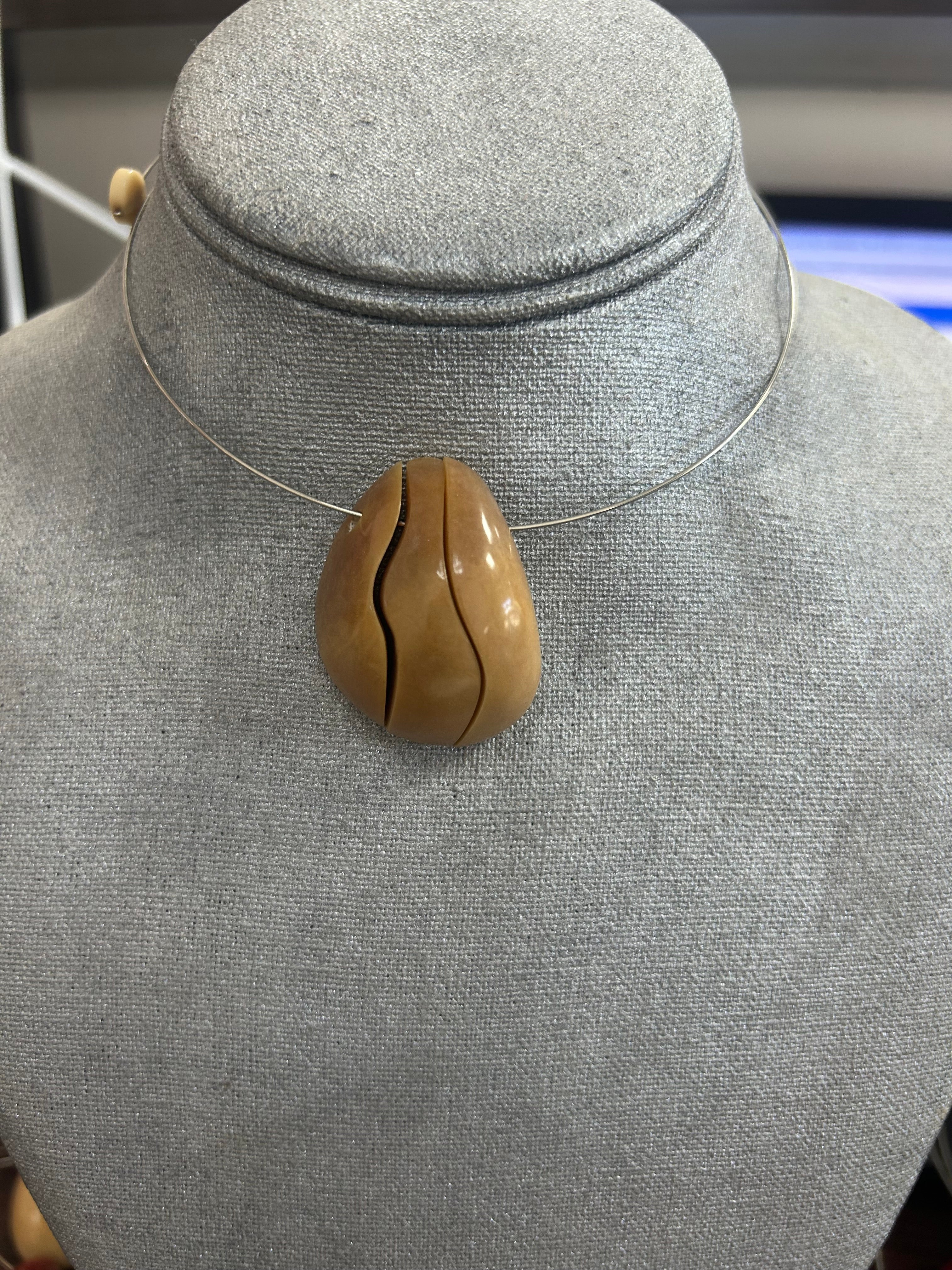 Collares con Dije de Piedra en tonos beige y caramelo