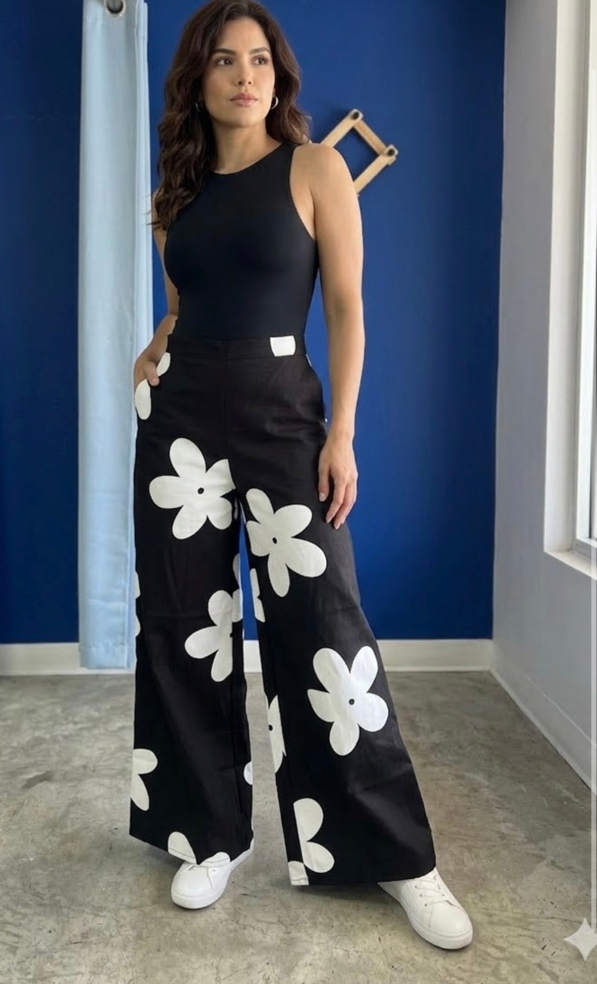 Pantalón Basta Ancha Negro con Flores Blancas