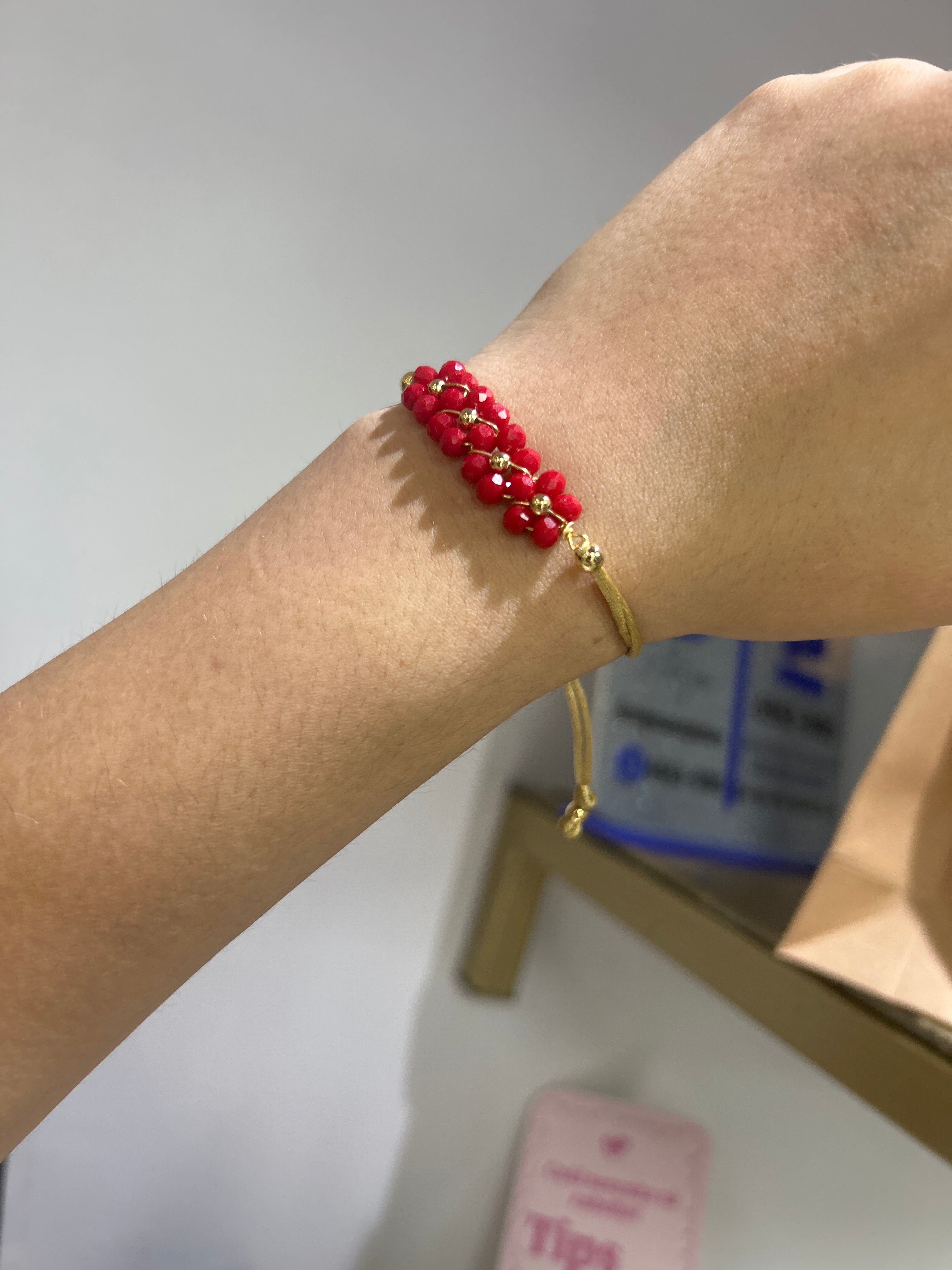 Pulsera de Hilo Dorado con piedras rojas