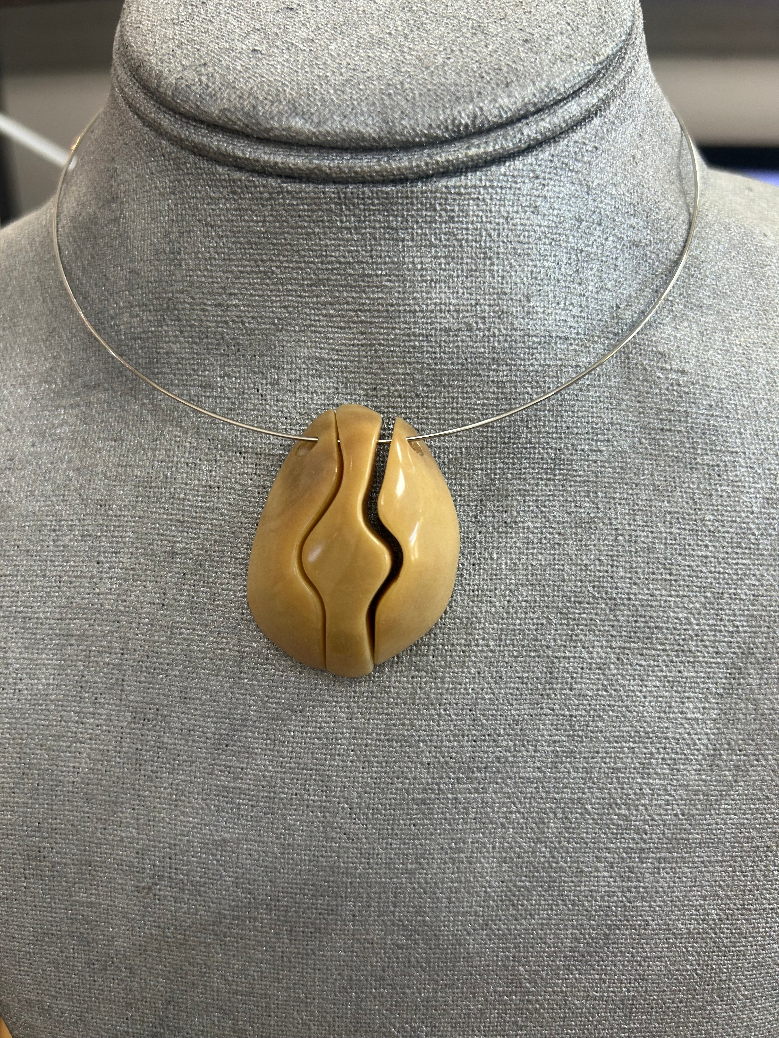 Collares con Dije de Piedra en tonos beige y caramelo