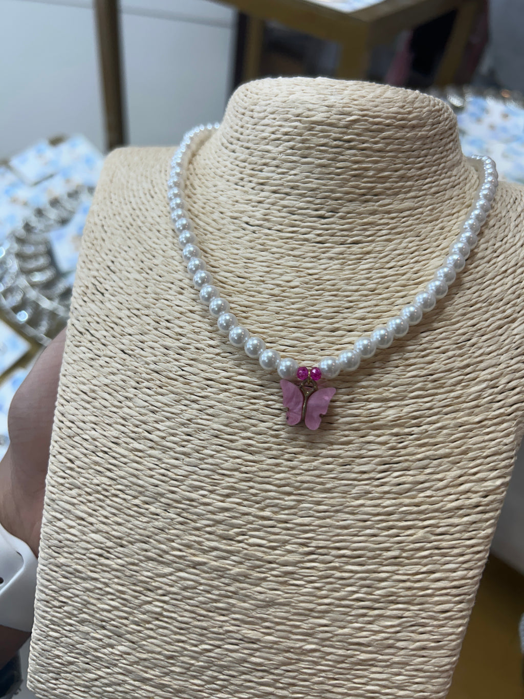 Collares de perlas con mariposas