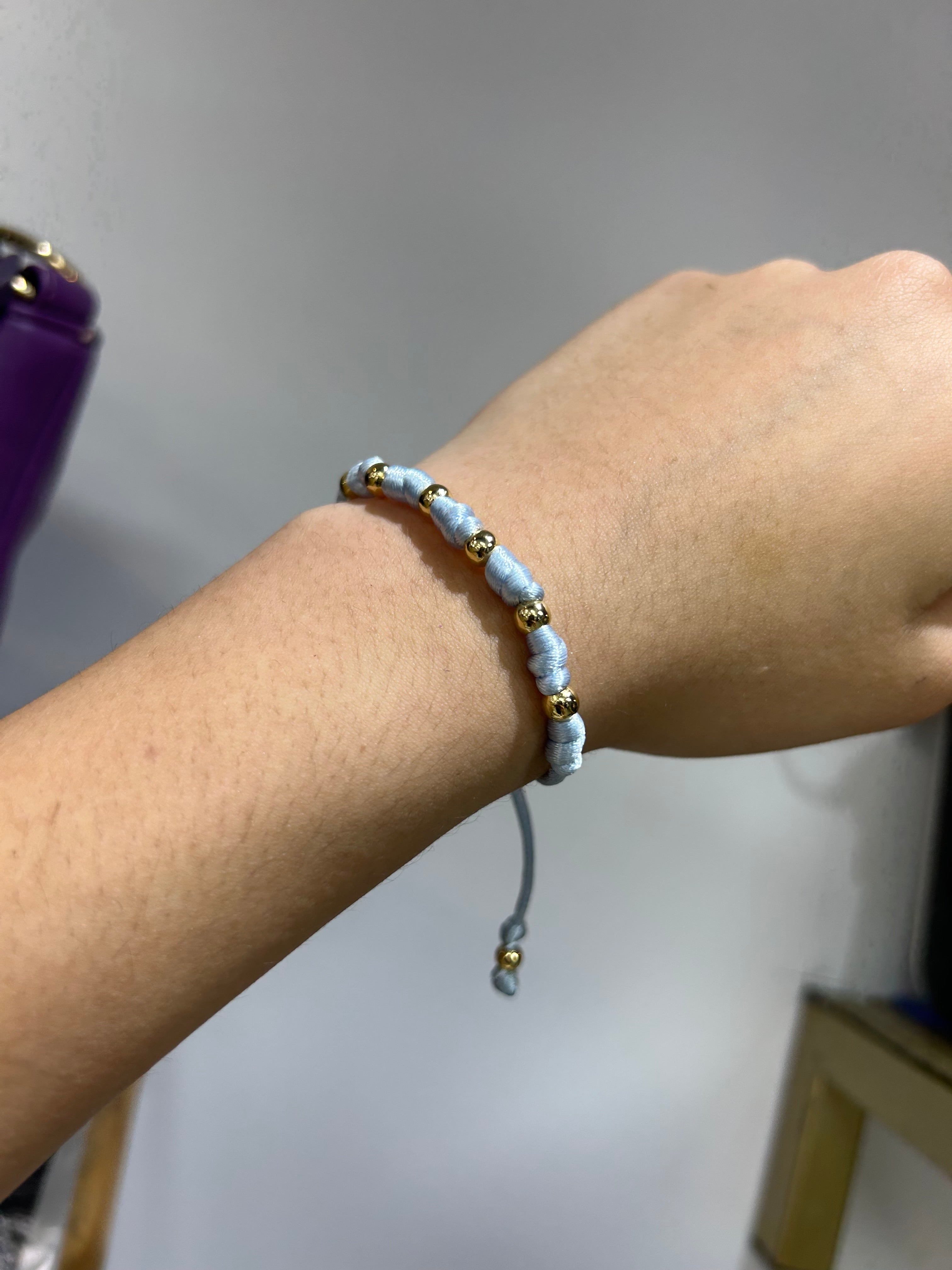 Pulsera de siete nudos de colores