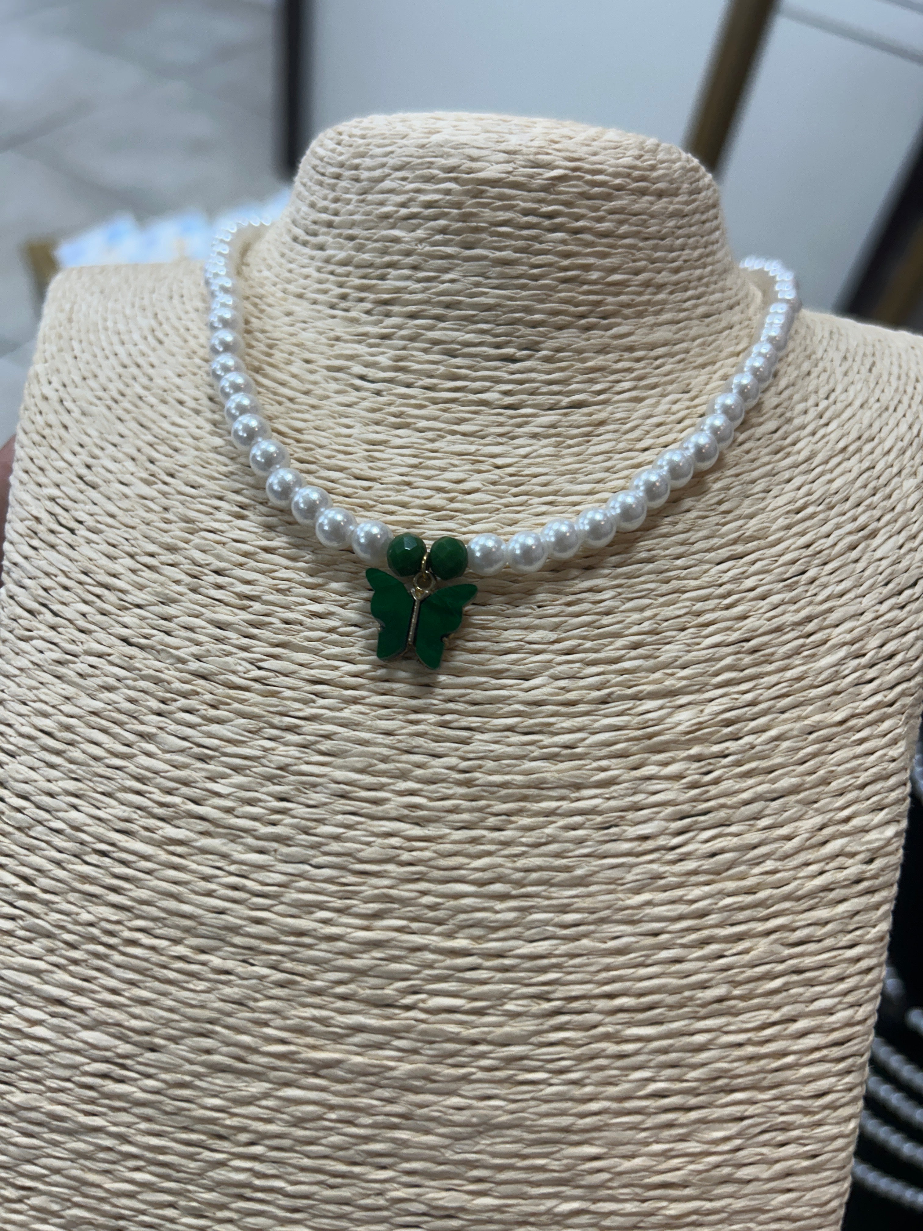 Collares de perlas con mariposas
