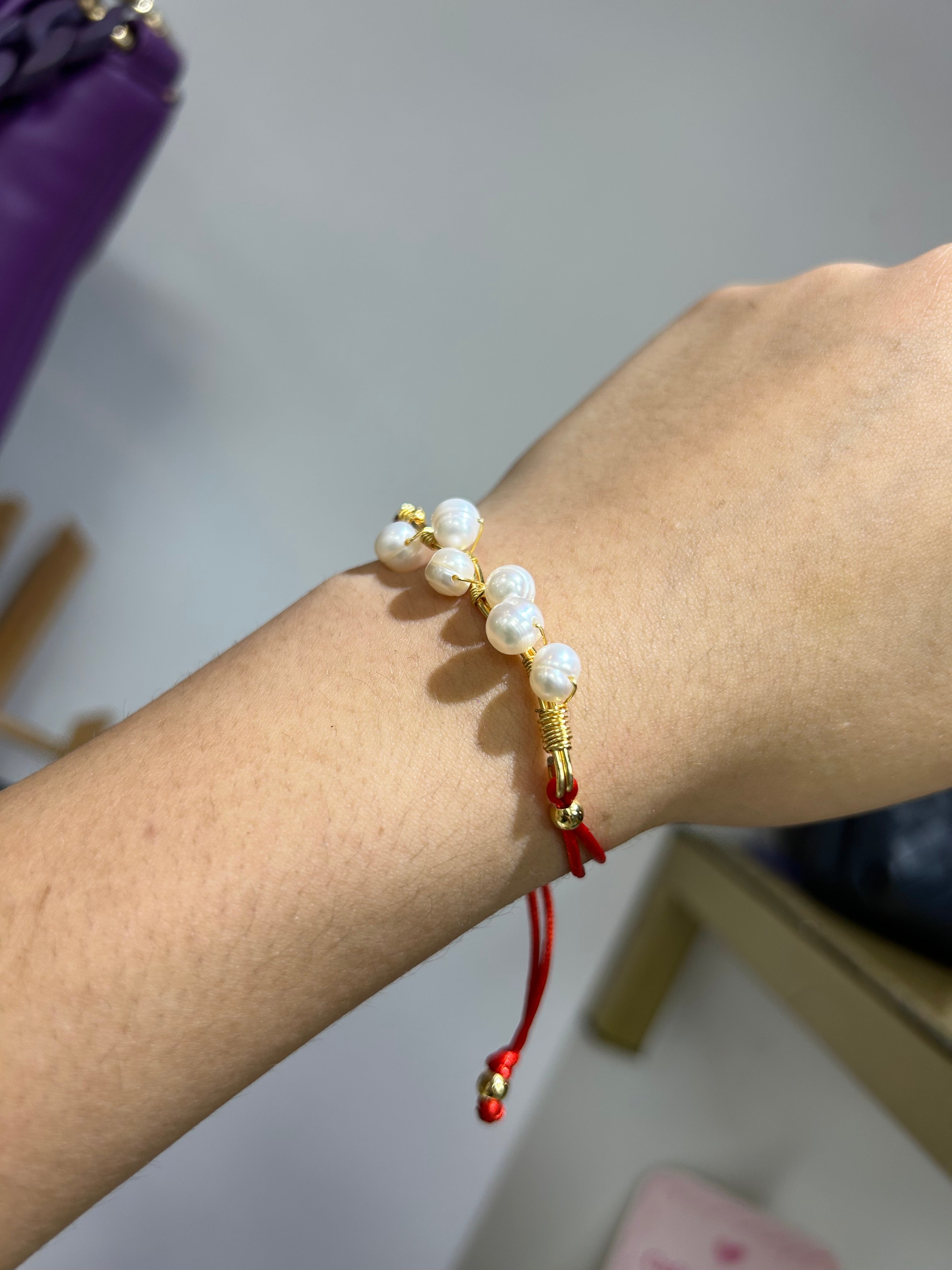 Pulsera hilo rojo con perlas