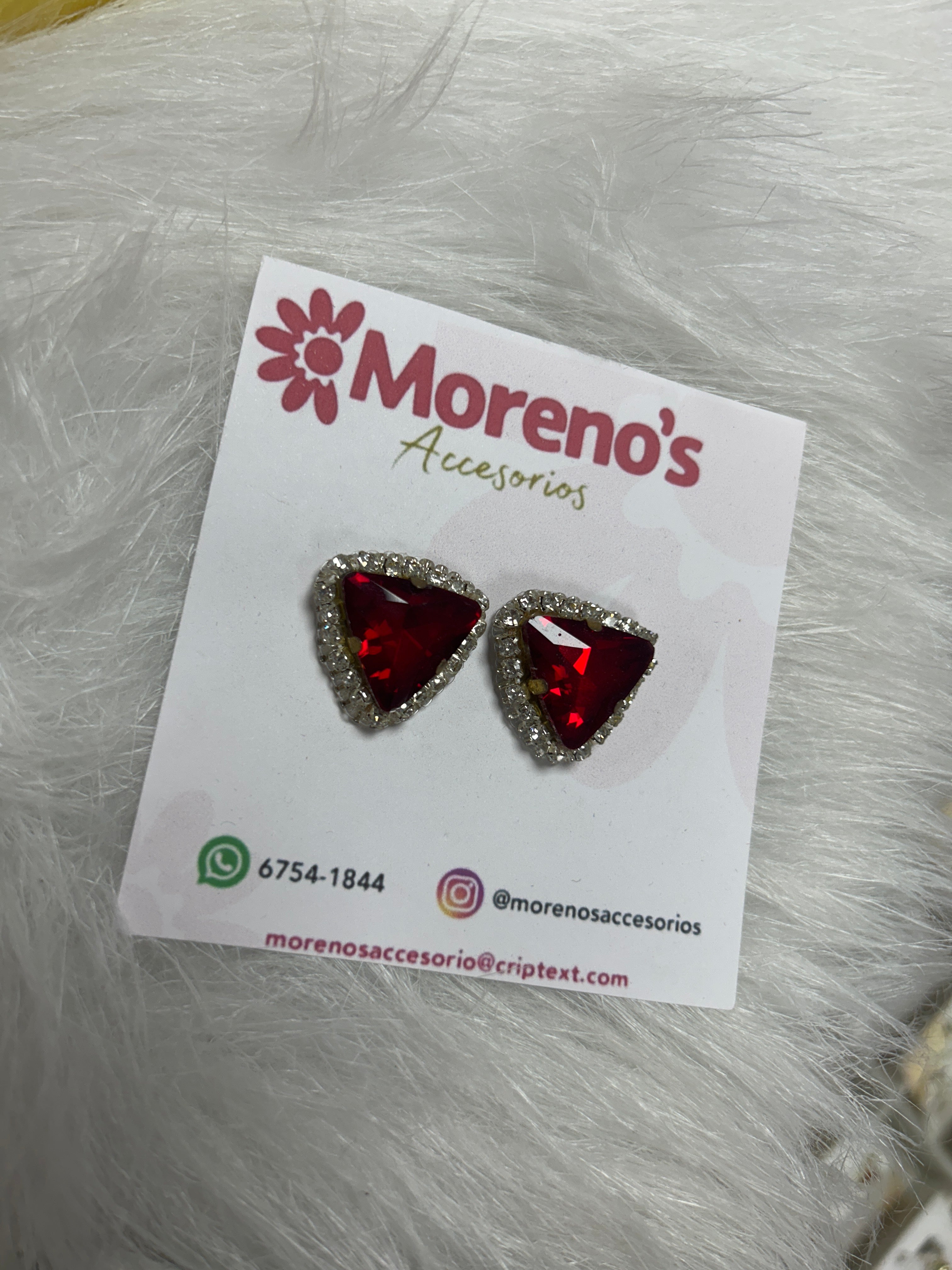 Aretes rojos brillantes