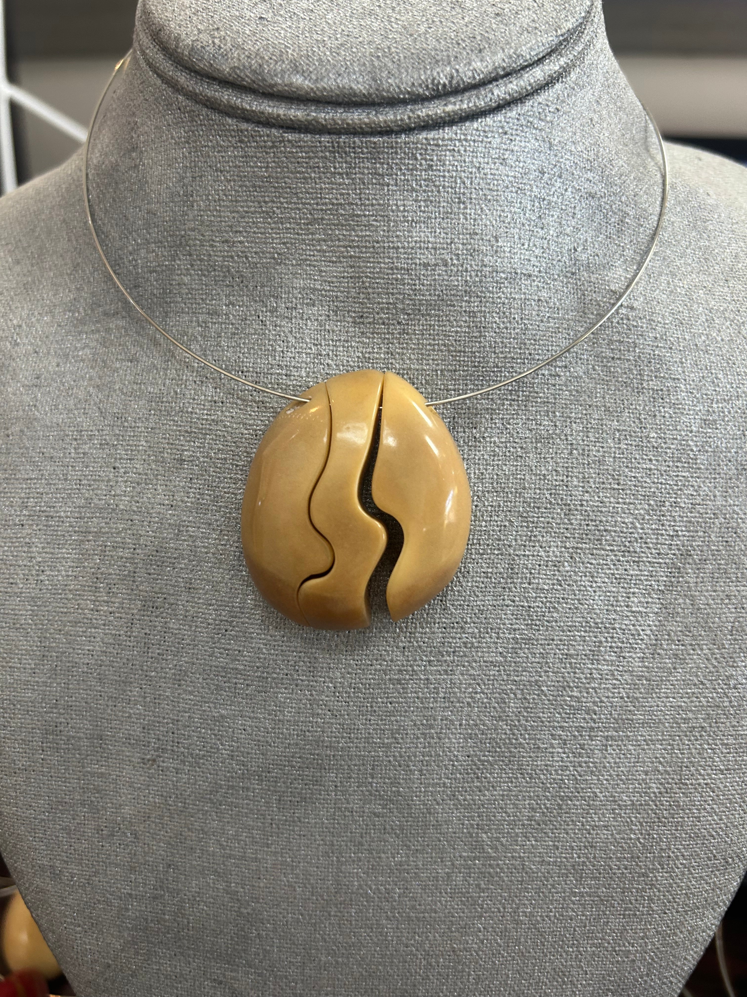 Collares con Dije de Piedra en tonos beige y caramelo