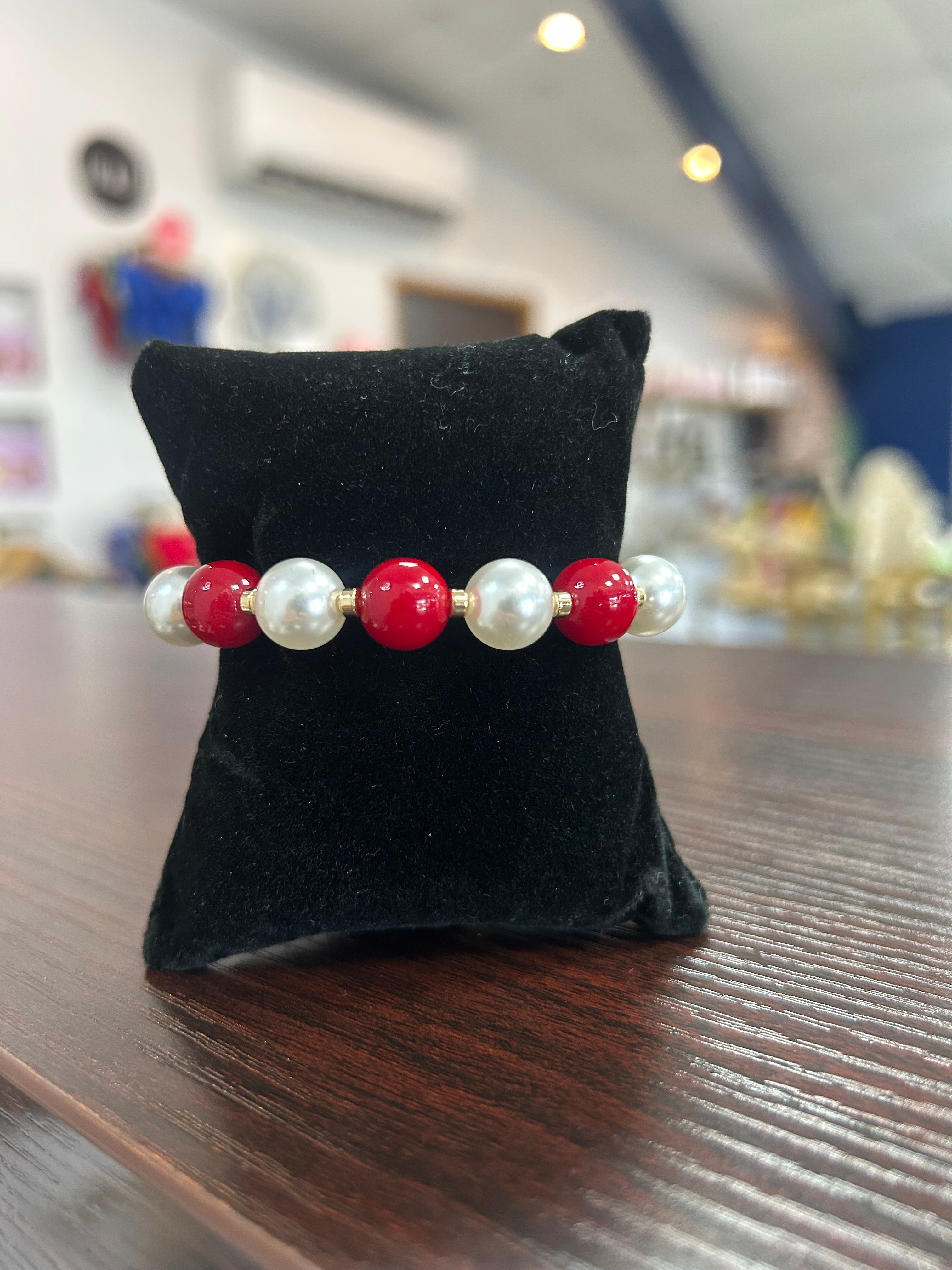 Pulsera Roja con Perlas Blancas