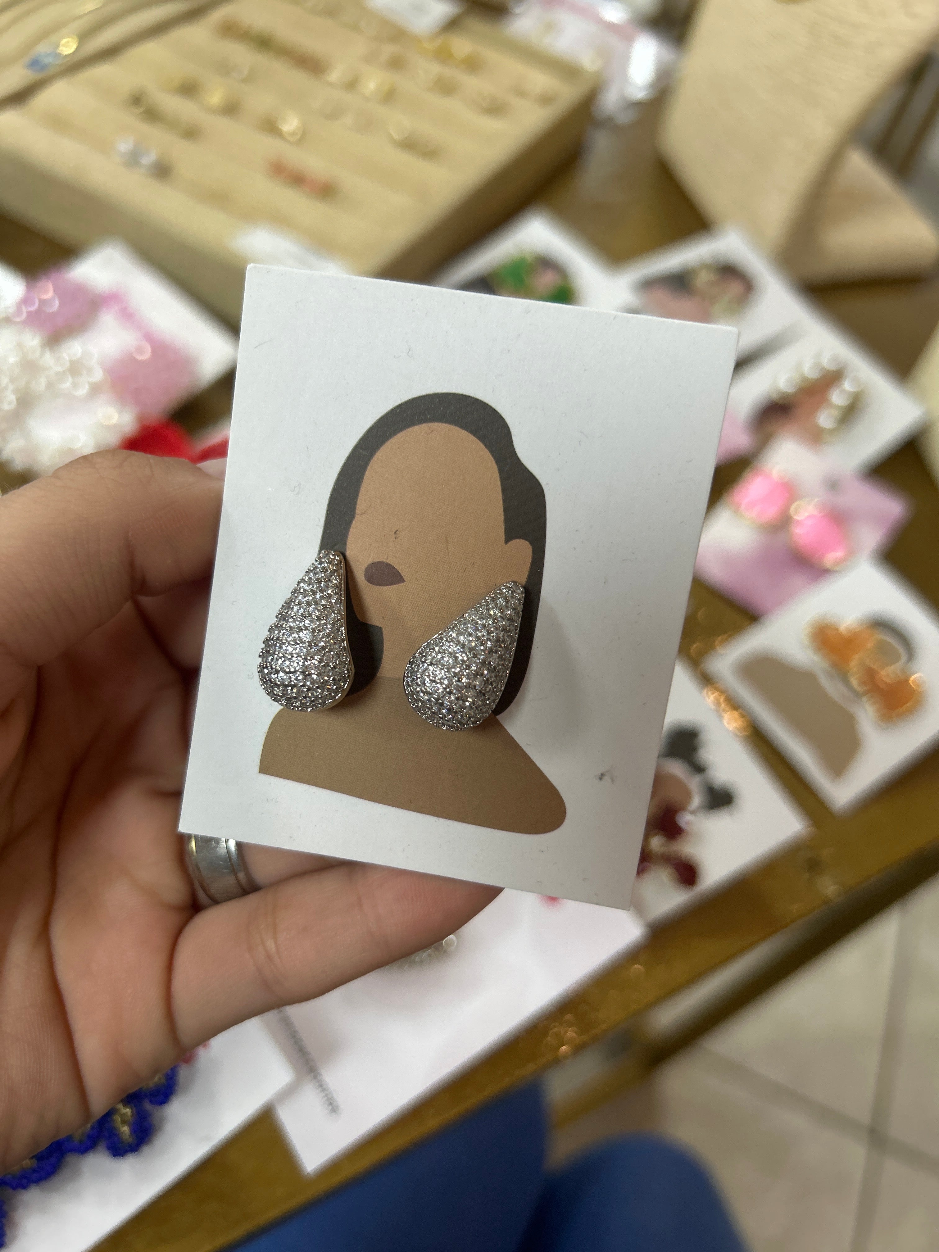 Gotas brillantes plateadas