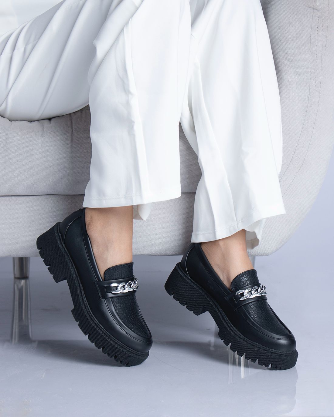 Mocasines Chunky Negros con Cadena Plateada