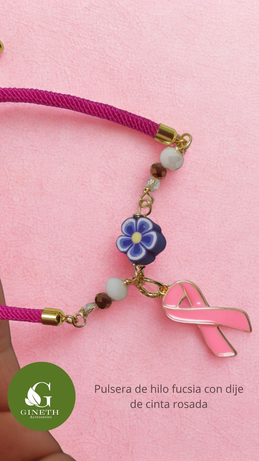 Pulsera de Hilo Fucsia con Dije de Cinta Rosada y Detalles Florales