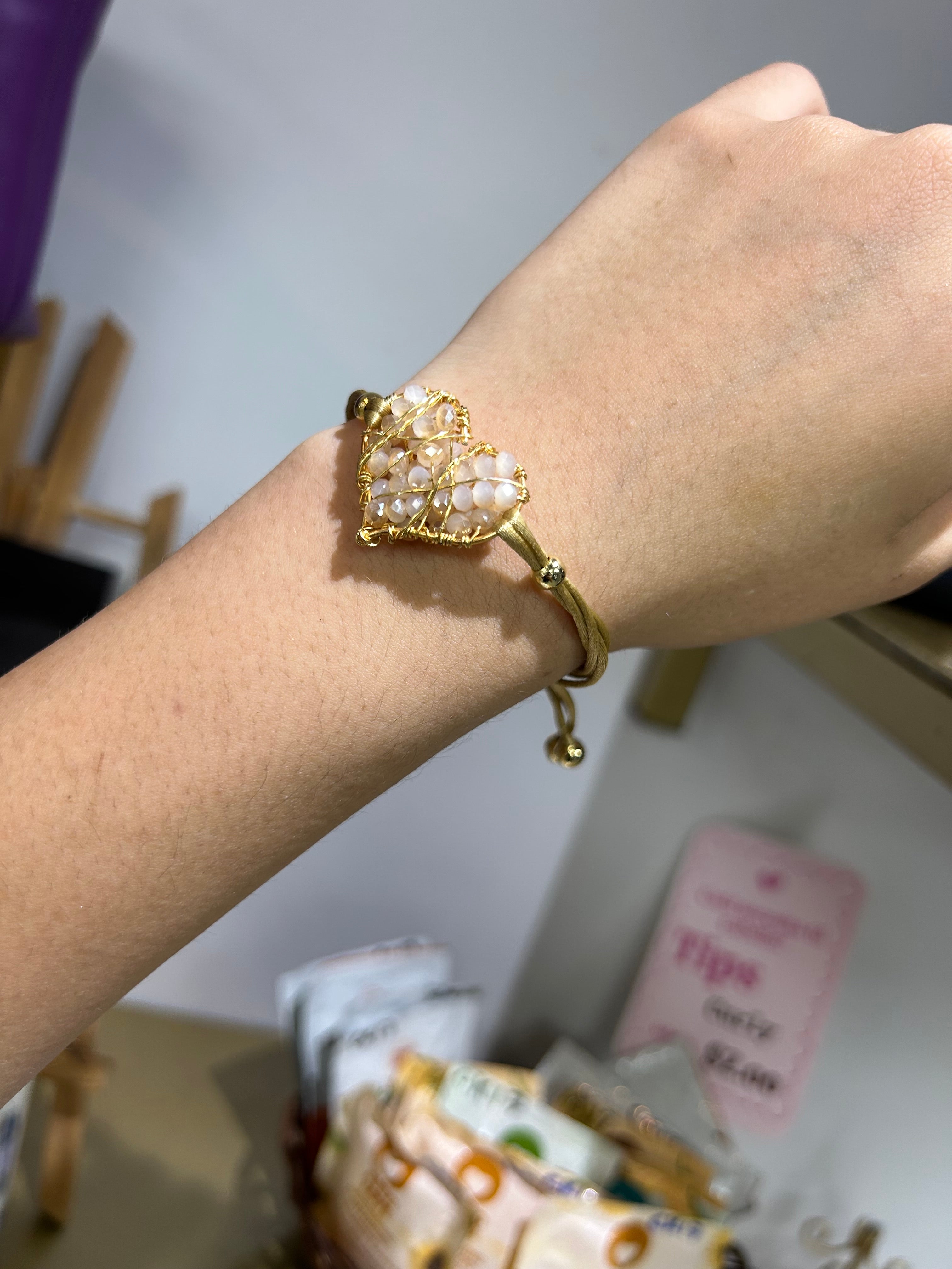 Pulsera de corazón de hilo dorado