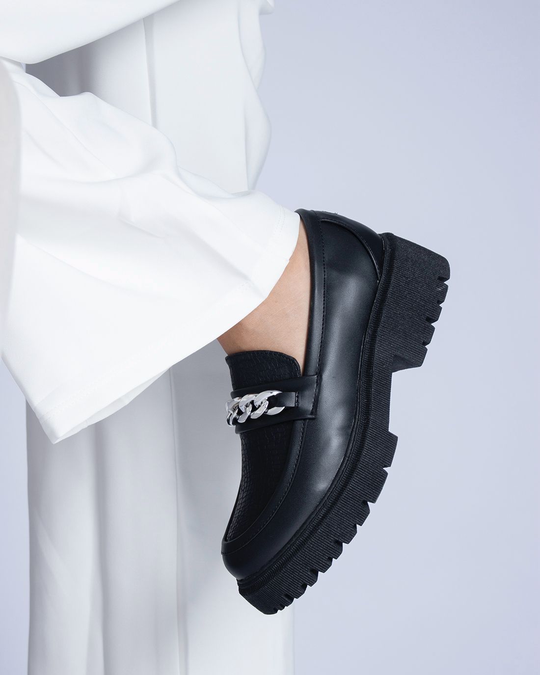 Mocasines Chunky Negros con Cadena Plateada