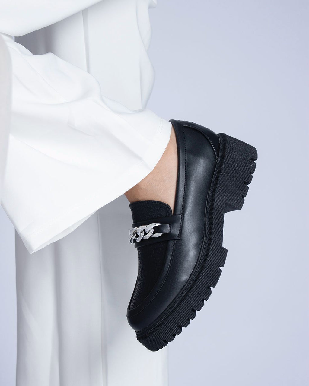 Mocasines Chunky Negros con Cadena Plateada