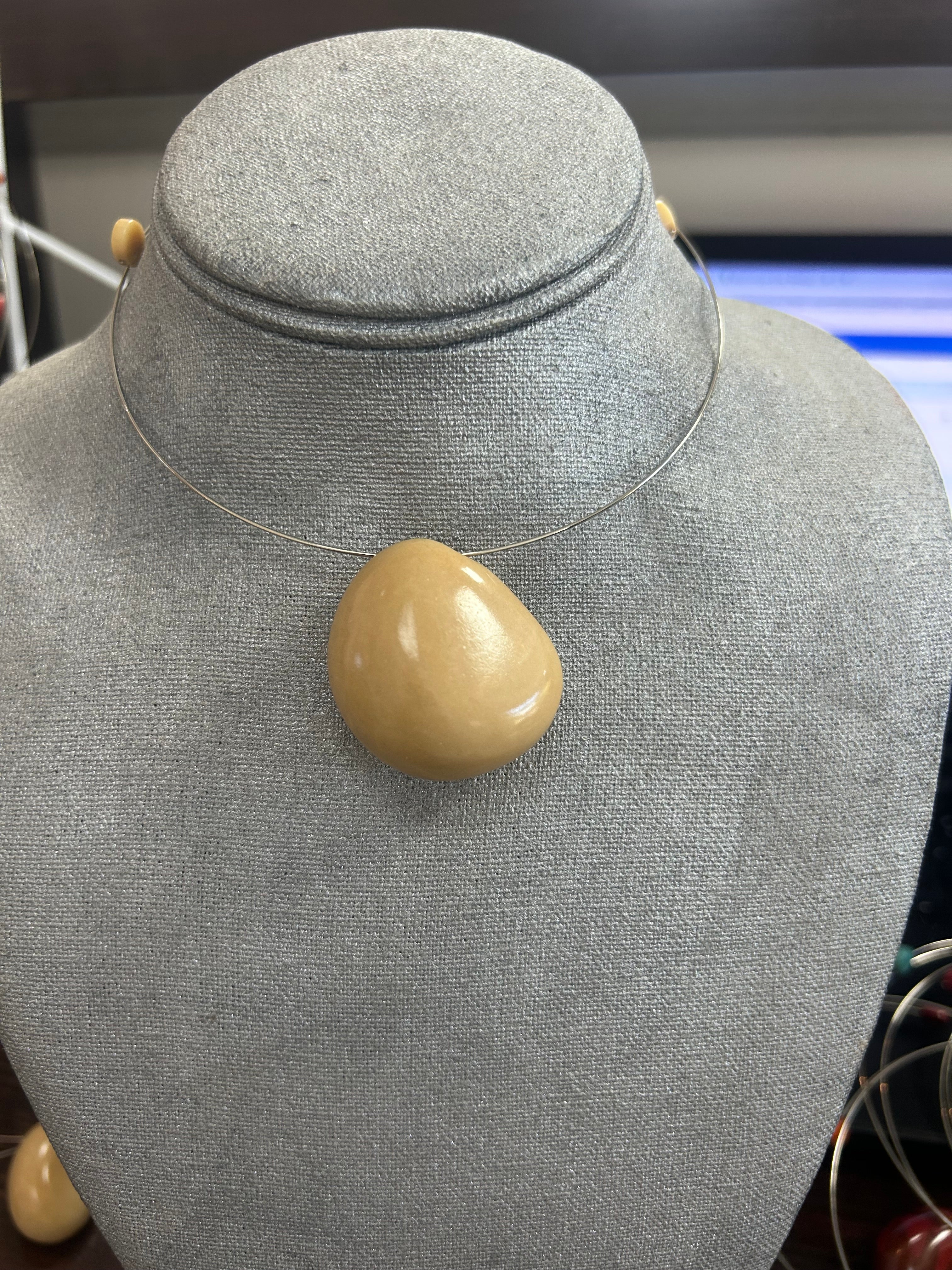 Collares con dije de piedra pulida en tono beige arena