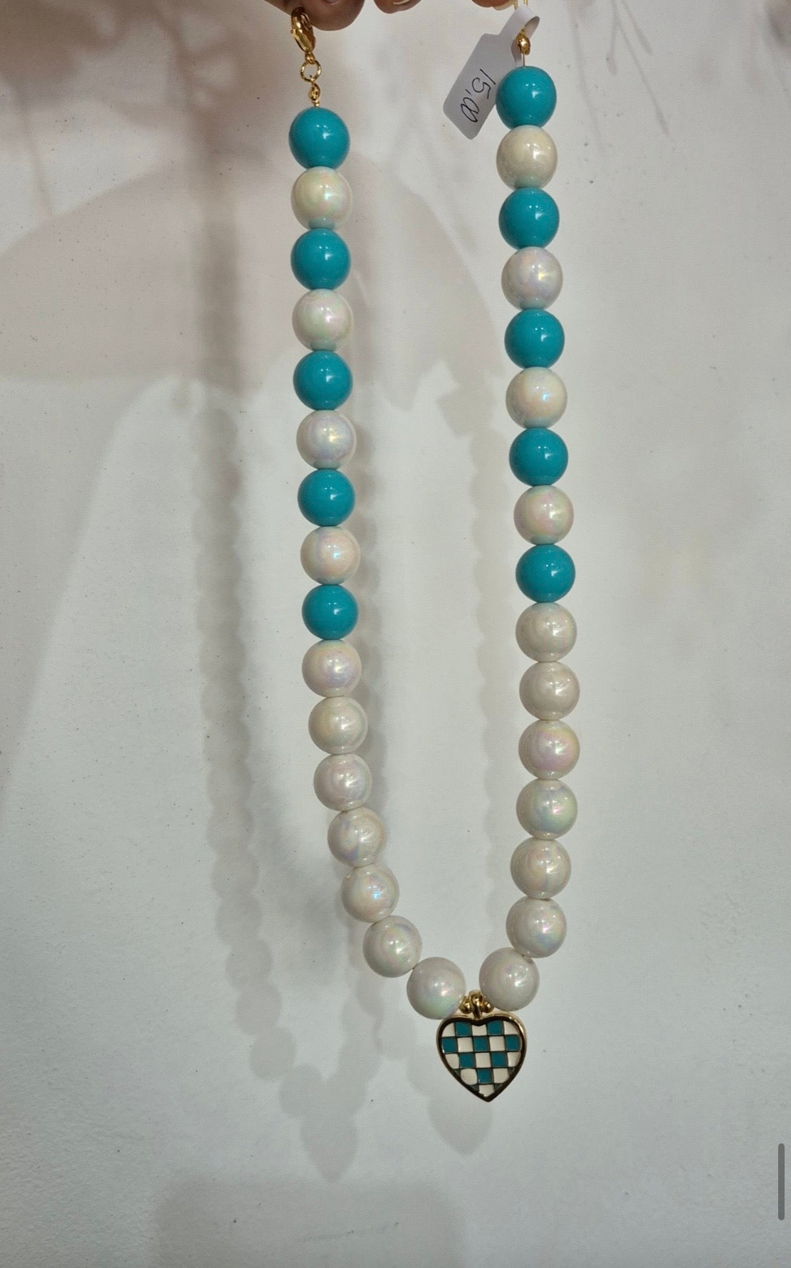 Collar de Chicle Blanco con Turquesa y dije de Corazón