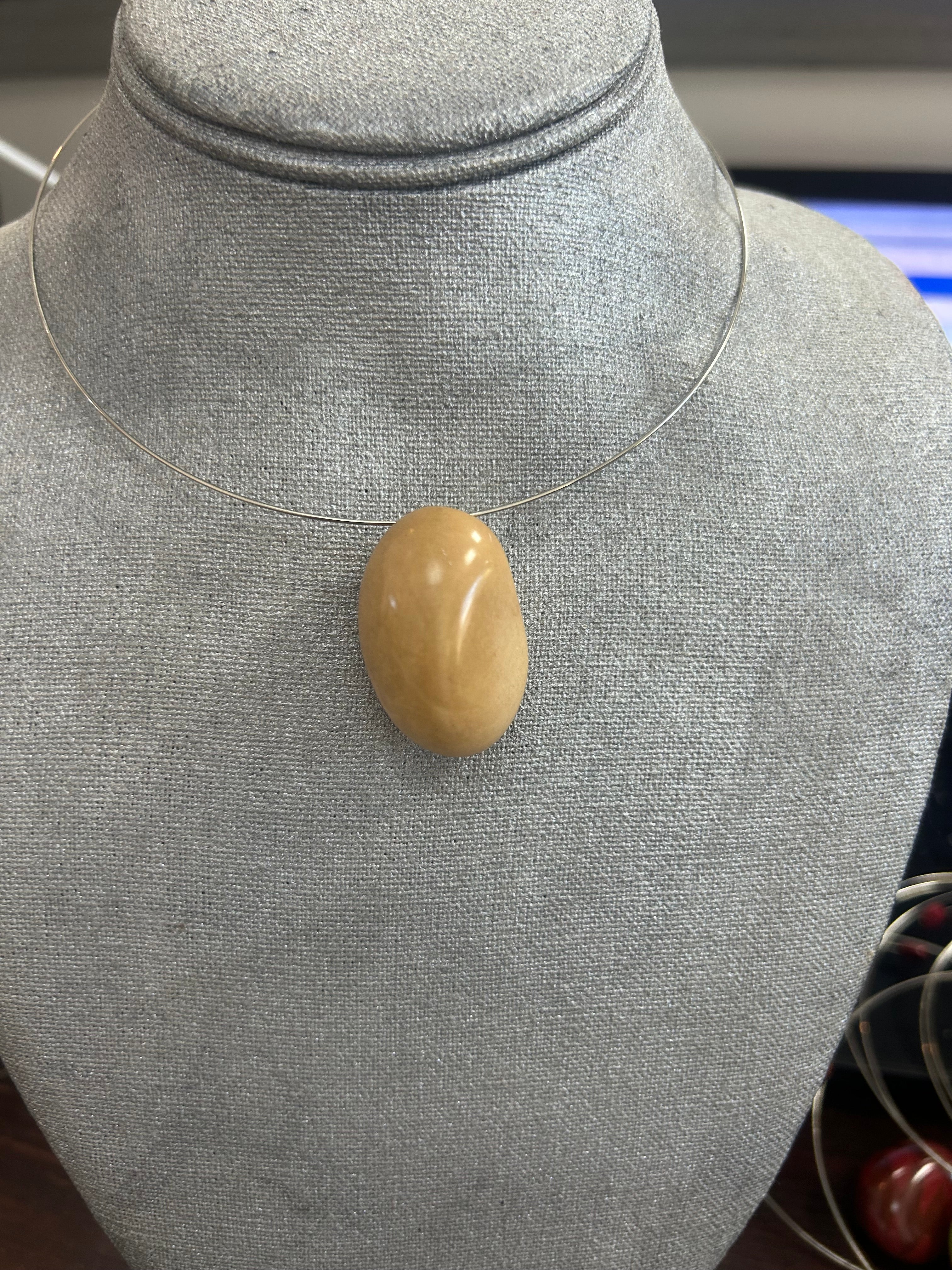 Collares con dije de piedra pulida en tono beige arena