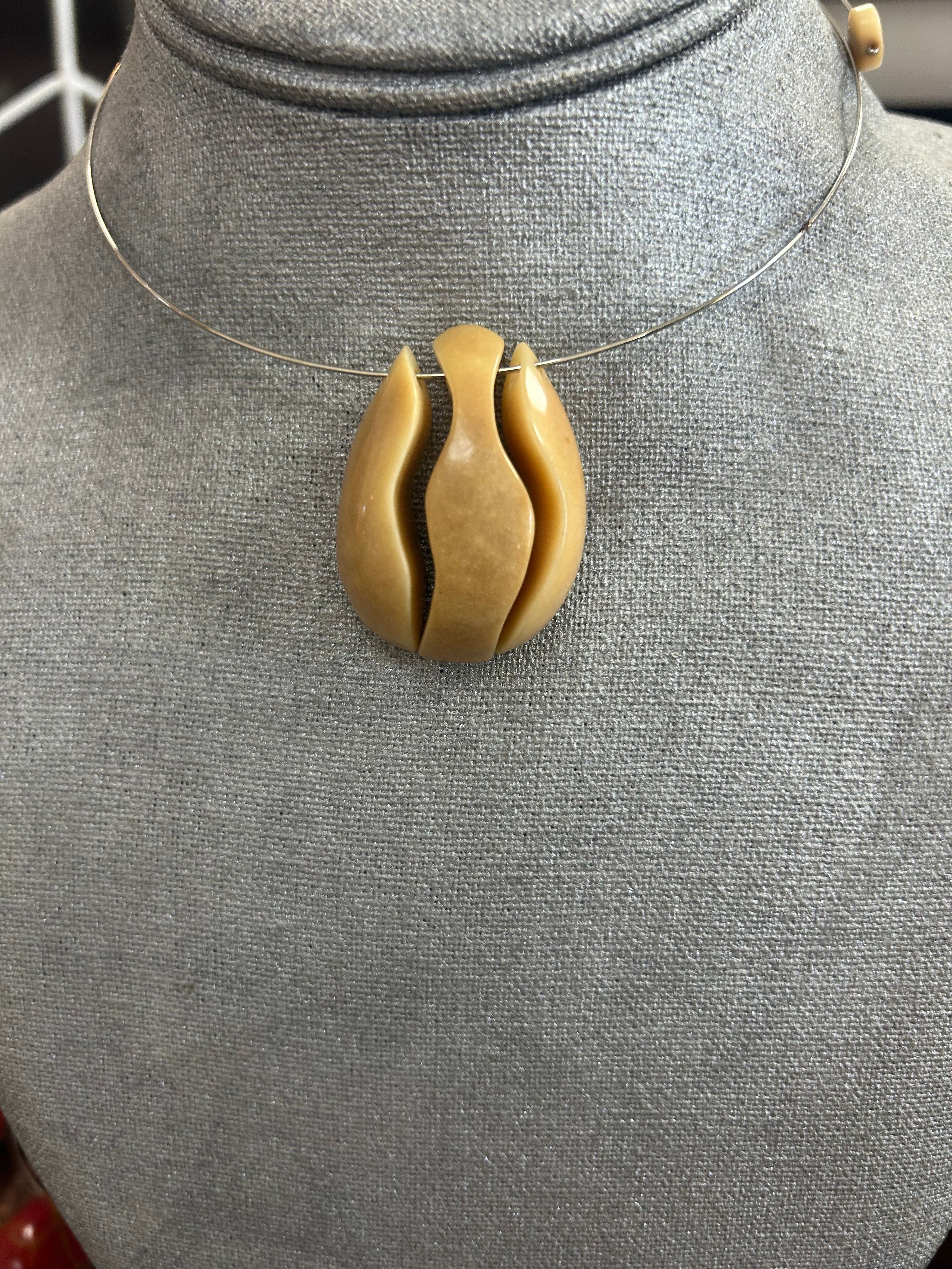Collares con Dije de Piedra en tonos beige y caramelo