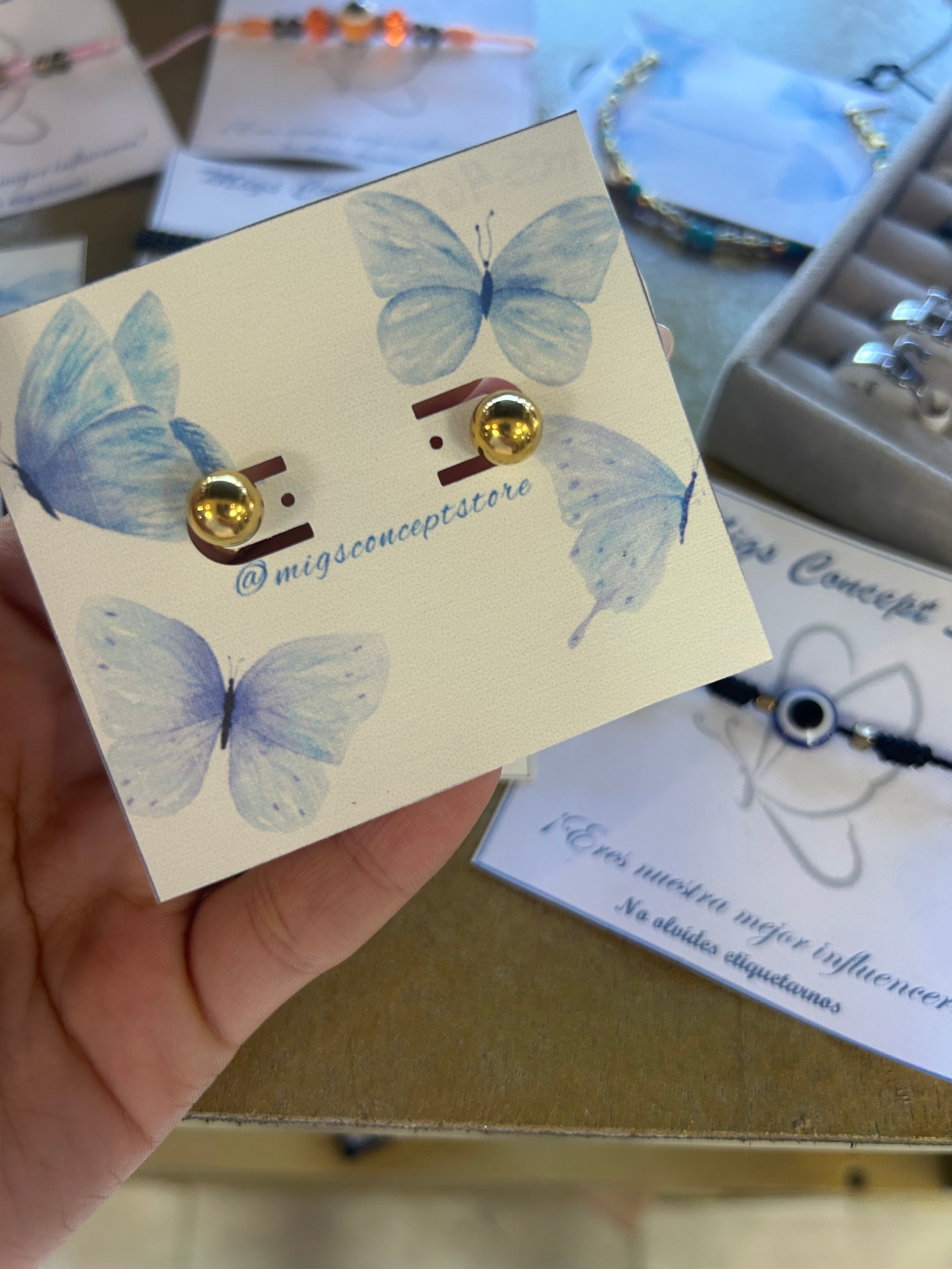 Aretes Puntitos Dorados