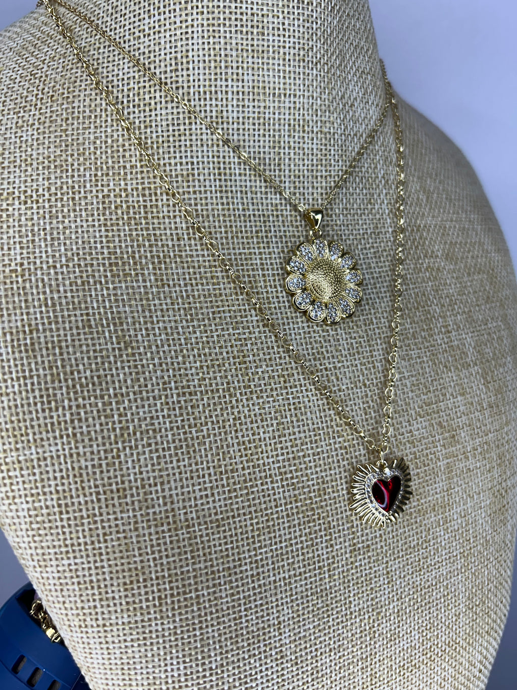 Collares Dorados con Dijes Brillantes