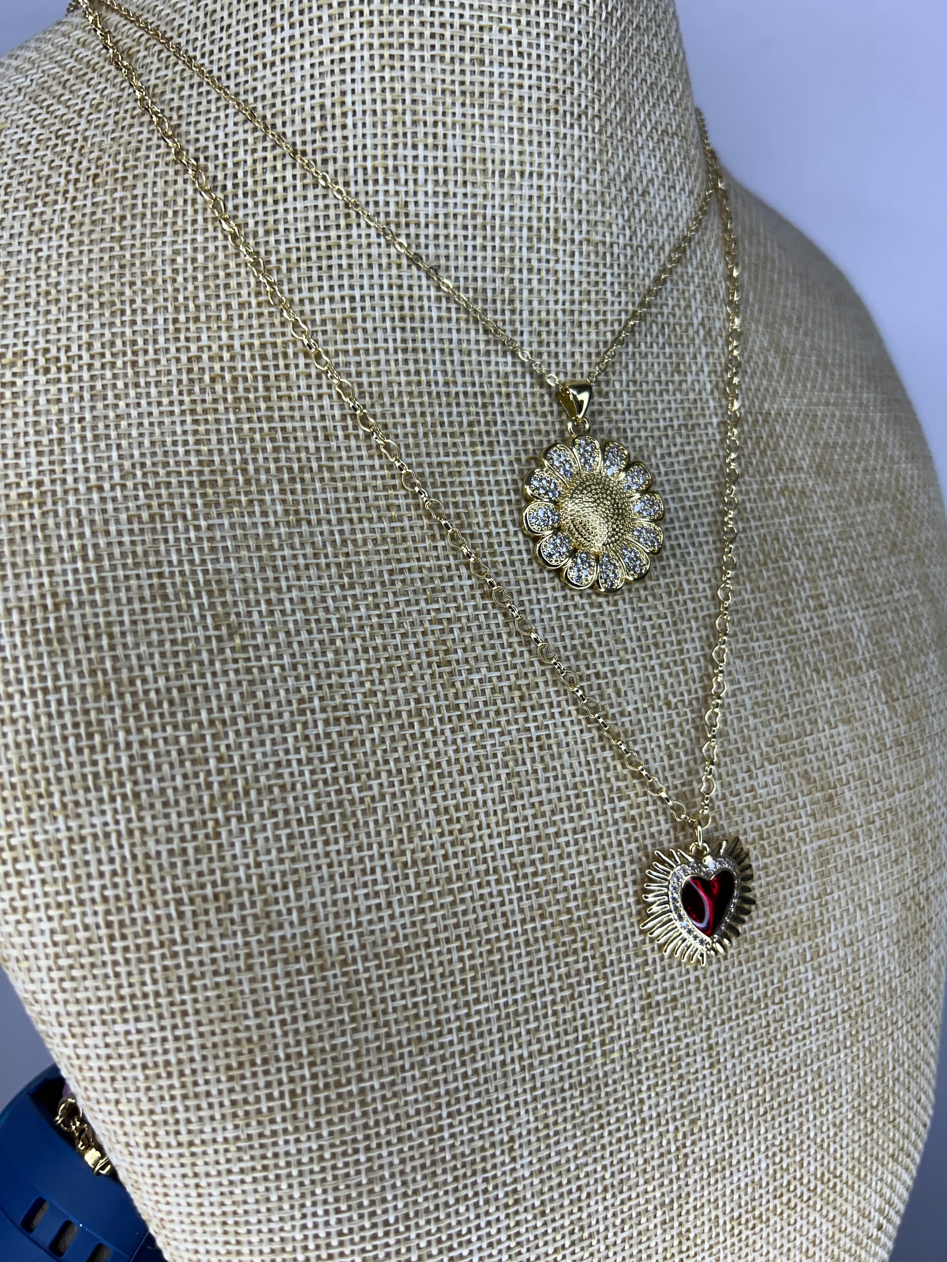 Collares Dorados con Dijes Brillantes