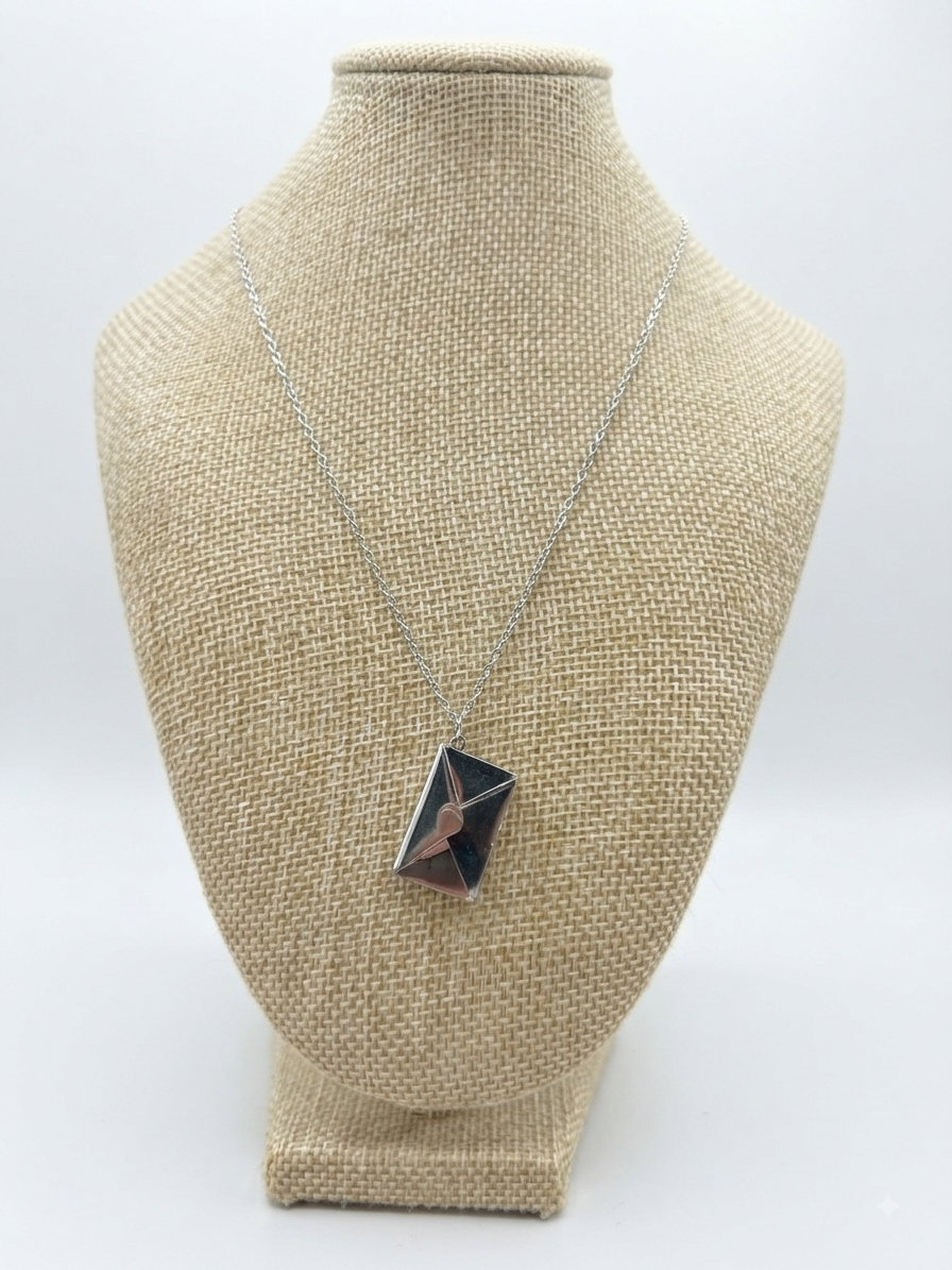 Collar Plateado de Carta