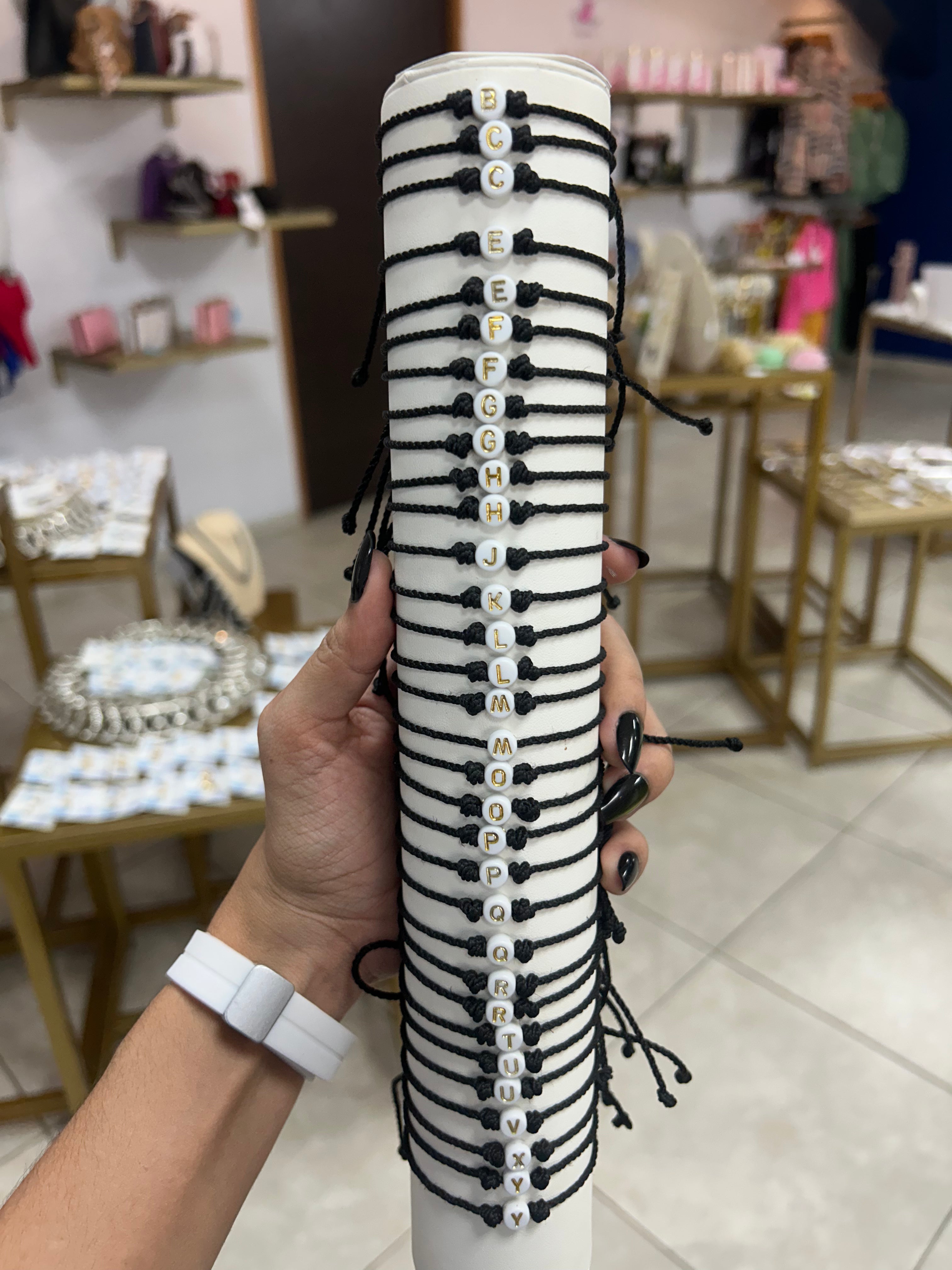 Pulseras con Iniciales Doradas