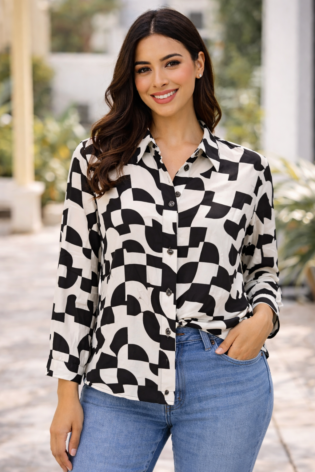 Blusa Camisera Estampado Geométrico Blanco y Negro